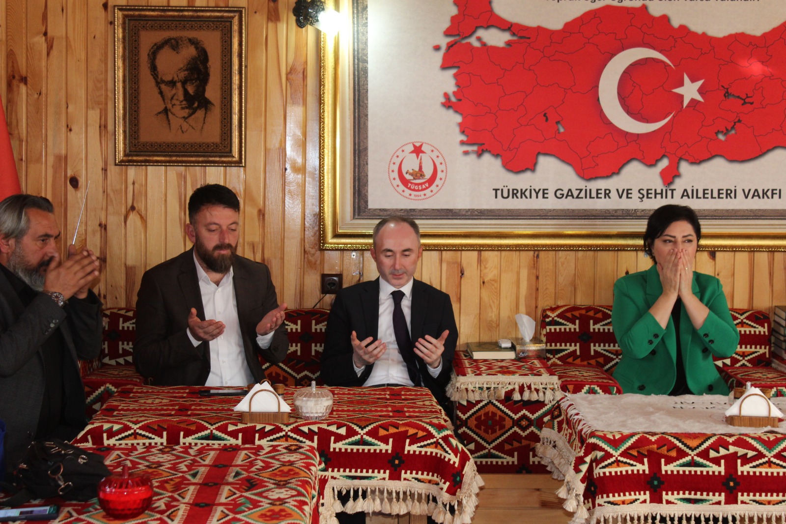 MHP Altındağ İlçe Başkanı Emin Sıtkı Aktaş, MHP ikinci bölge milletvekili adayları Nevin Taşlıçay ve Yusuf Tanık  ile MHP teşkilat üyeleri Vakfımızı ziyaret ettiler.  Nezaket ziyaretleri için kıymetli misafirlerimize teşekkür ederiz.
