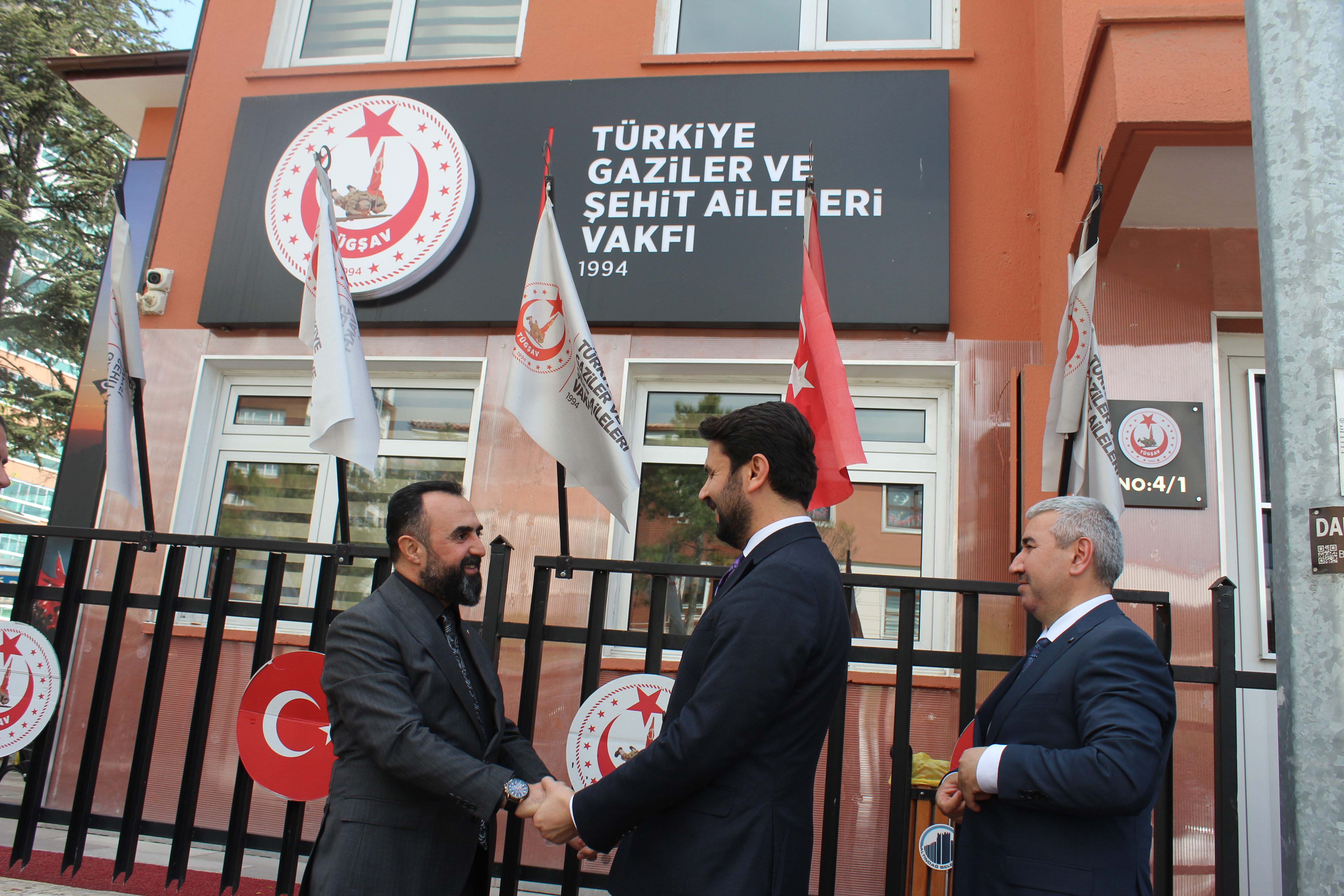 AK Parti Ankara 2. Bölge Milletvekili Adayı Sayın Kurtcan ÇELEBİ Vakfımızı ziyaret ederek Genel Başkanımız Gazi Lokman AYLAR ve kahraman gazilerimiz ile bir araya geldi.