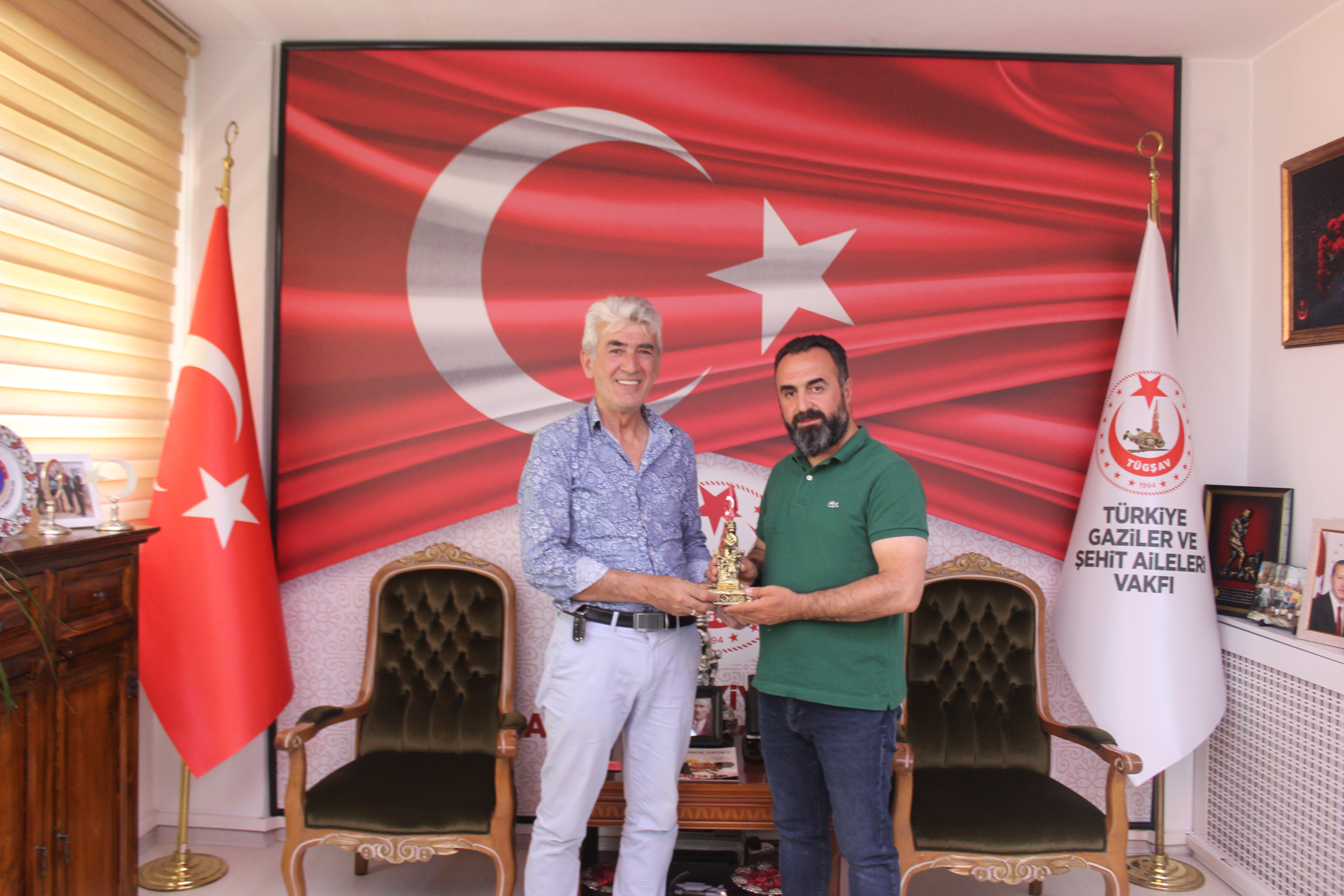 15 Temmuz Gazimiz Ayhan Damar Vakfımızı ziyaret ederek Genel Başkanımız ile bir araya geldi.  Nezaket ziyaretleri için kıymetli misafirimize teşekkür ederiz.