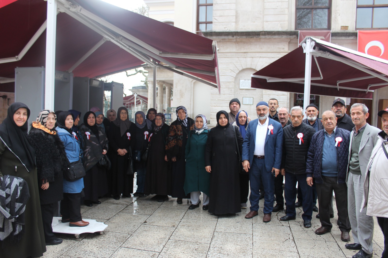 Şehit anne ve babalarıyla yaptığımız İstanbul gezisinin ikinci gününde, Peygamber Efendimize ait hırkanın bulunduğu ve her Ramazan ayında bu hırkanın ziyarete açıldığı Hırka-i Şerif Camii'ni ziyaret ettik.