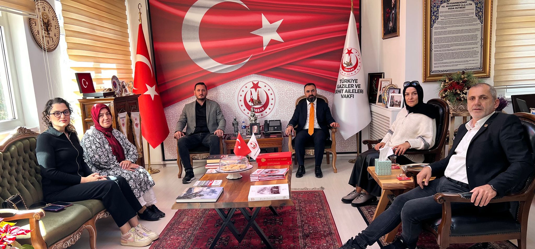 Trabzon'dan gelen şehit yakınları ve gazilerimiz, Vakfımızı ziyaret ederek Genel Başkanımız Gazi Lokman AYLAR  ile bir araya geldiler.   Nezaket ziyaretleri için kıymetli misafirlerimize teşekkür ederiz.