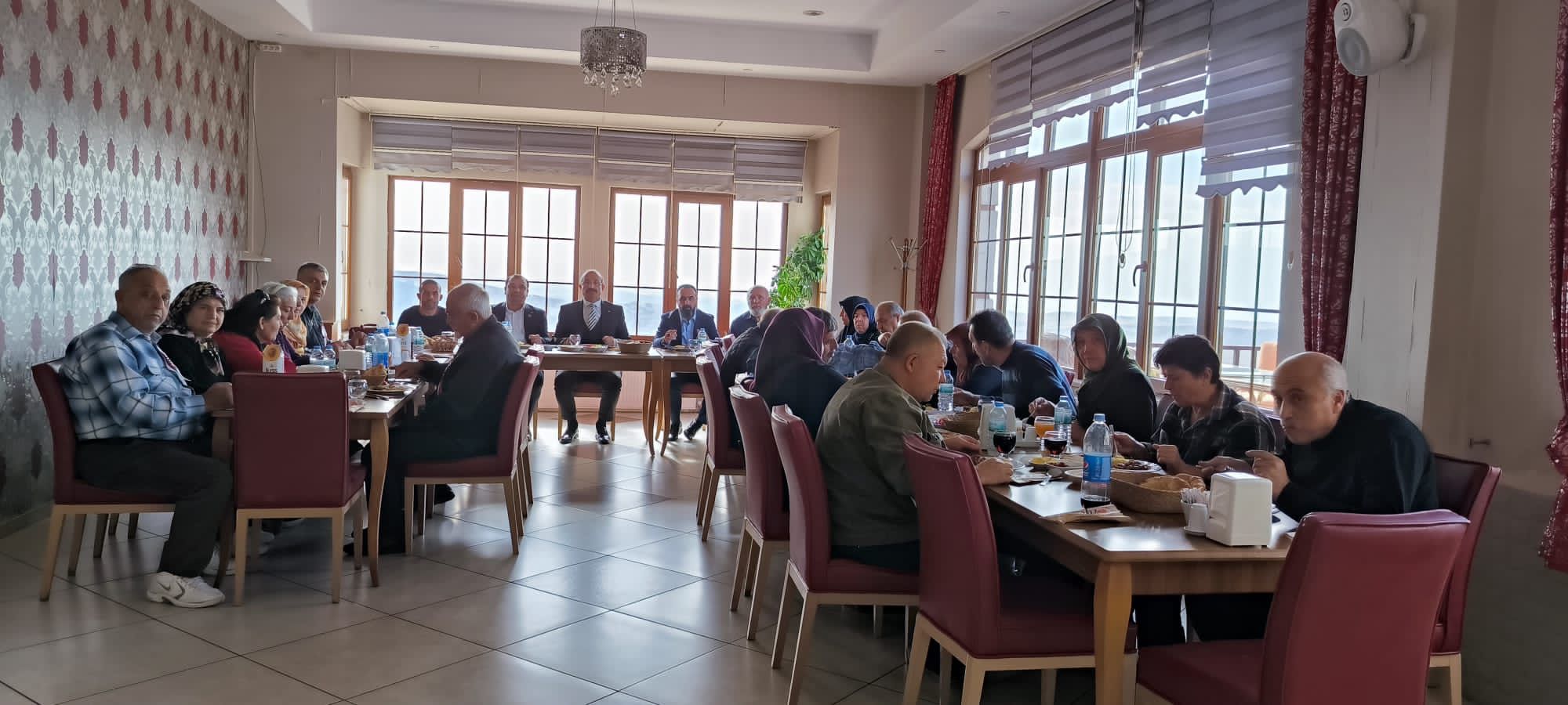 Yozgat Şahin Tepesi'nde şehit ailelerimizi öğle yemeğinde ağırlayan Yozgat İl Müdürü Abdullah NEŞELİ 'ye misafirperverlikleri ve hassasiyetleri için teşekkür ederiz.