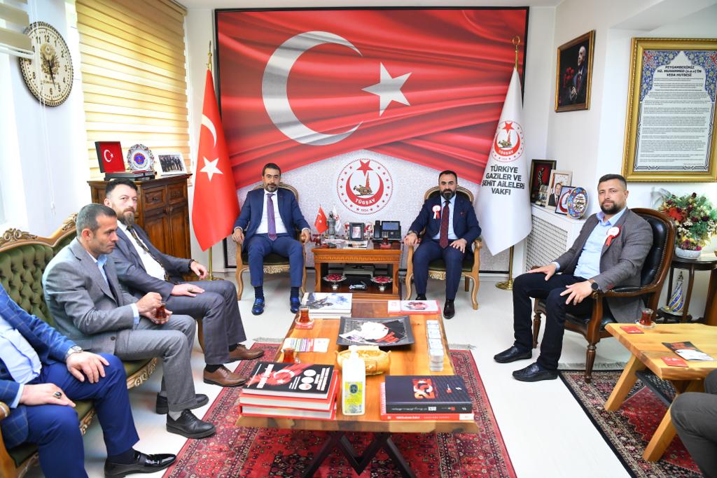 AK Parti Ankara İl Başkanı Hakan Han ÖZCAN Vakfımızı ziyaret ederek, vatan kahramanlarımızla bir araya geldi.Nezaket ziyareti, hassasiyeti ve Vakfımız çalışmalarına desteği için Sayın Başkanımıza teşekkür ederiz.