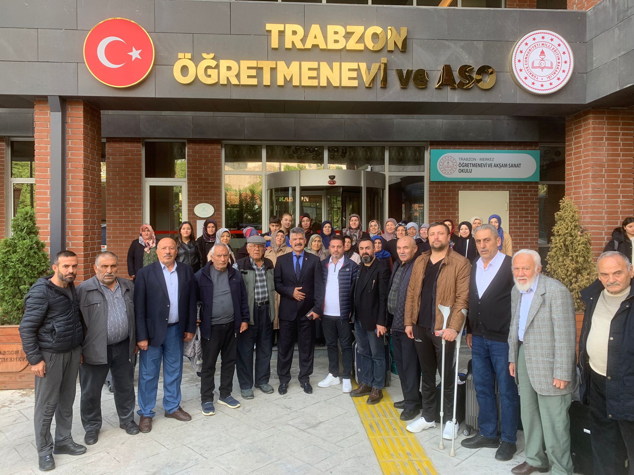 Trabzon'da kaldığımız üç günün her anıyla özel olarak ilgilenen ve bugün bizi uğurlamaya gelen Trabzon Emniyet Müdürü Sayın Murat ESERTÜRK'e, şehit anne ve babaları adına teşekkür eder, şükranlarımızı sunarız. Trabzon Valilik Trabzon Emniyet.