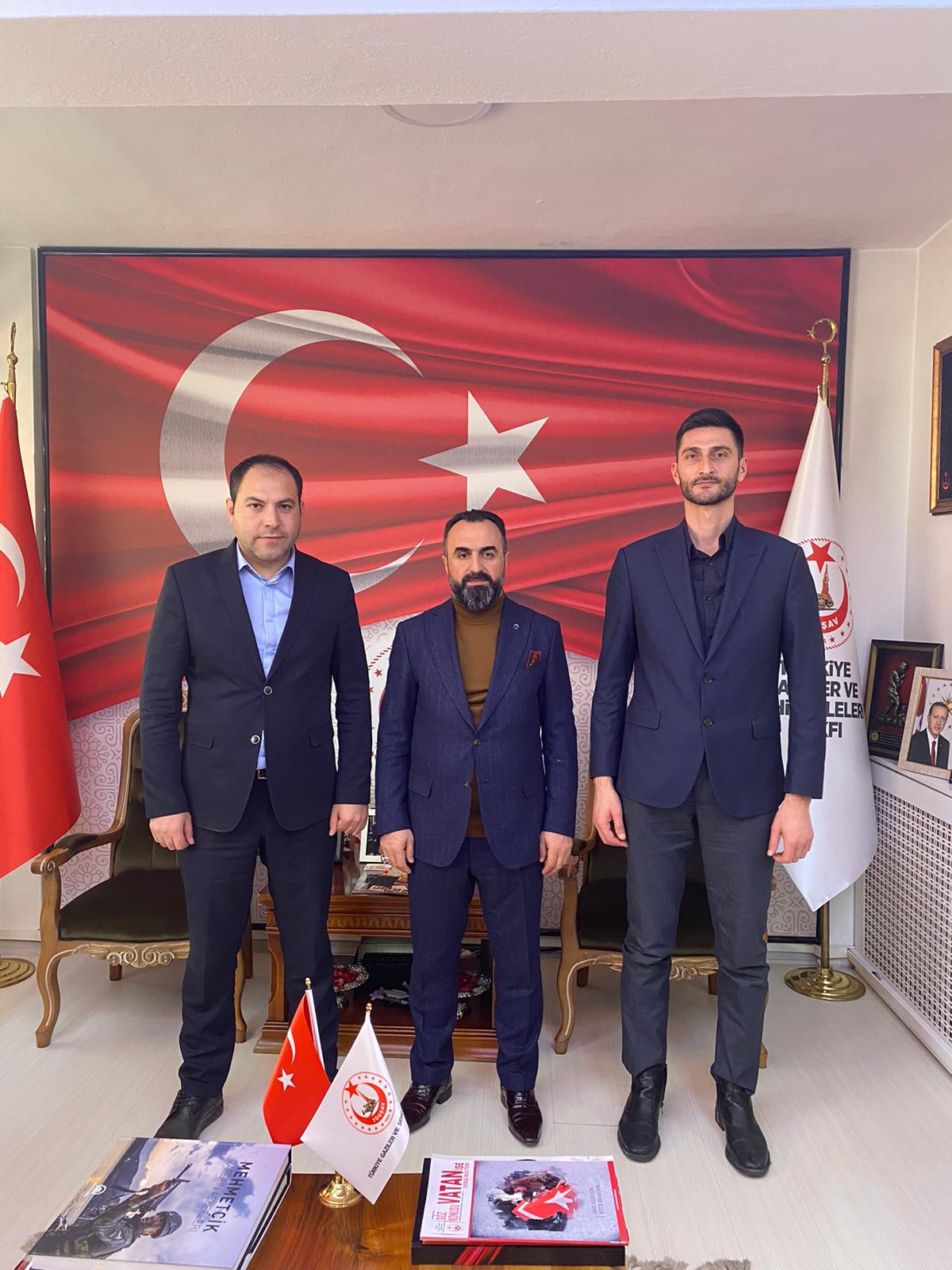 Ankara Medya Temsilcileri Bayram Polat ve Erdem Yeşer Vakfımızı ziyaret ederek, Genel Başkanımız  ile bir araya geldiler.   Nezaket ziyaretleri için kıymetli misafirlerimize teşekkür ederiz.