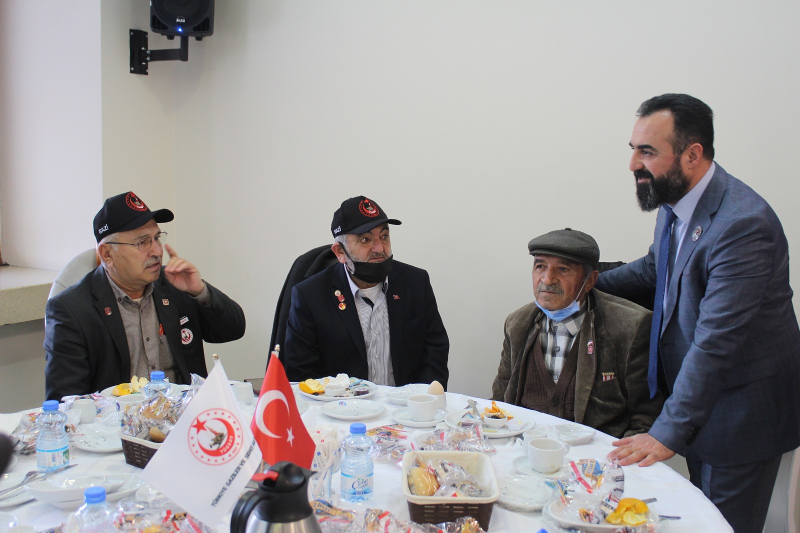 Genel Başkanımız (Gazi) Lokman Aylar ve yönetim Kurulu üyelerimiz düzenlemiş olduğumuz kahvaltı programında Kıbrıs Gazilerimizle biraraya geldiler. 