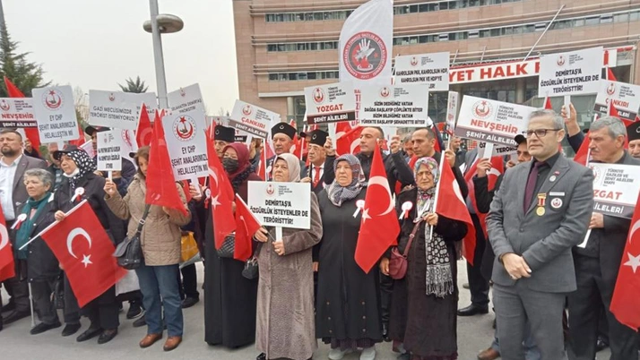 Şehit ve gazi ailelerinden CHP genel merkezi önünde protesto: İhanetten geri dönün