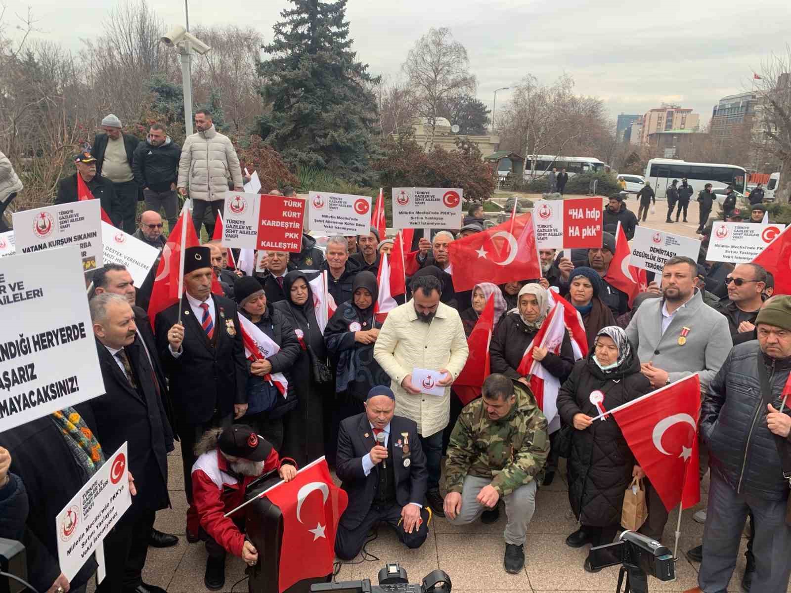 Türkiye Gaziler ve Şehit Aileleri Vakfı, DEM Parti'nin kapatılması için eylem yaptı