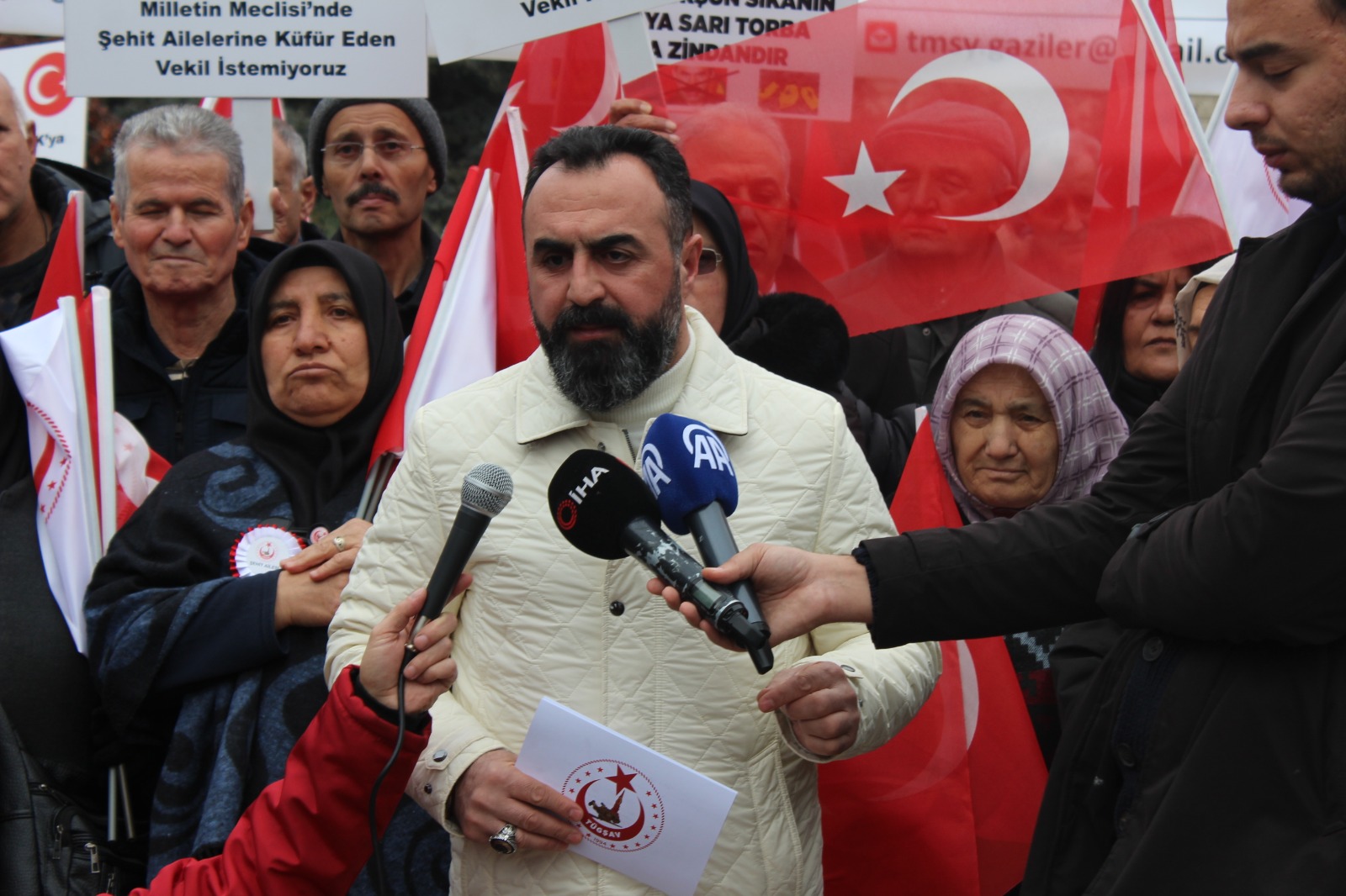 TÜGŞAV üyeleri TBMM önünde DEM Parti'nin kapatılması için eylem yaptı