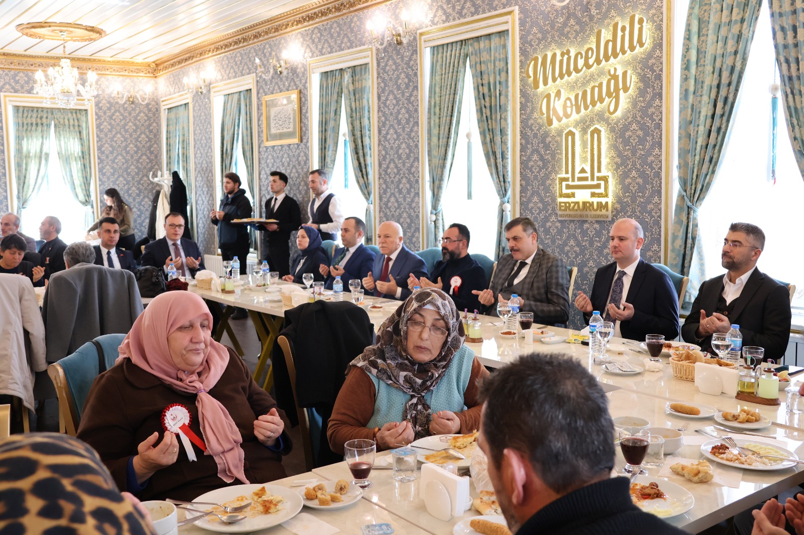 Erzurum'da öğlen yemeğinde Erzurum Valiliği ve  Erzurum Belediyesi   tarafından misafir edilerek ağırlandık.  Yemeğe katılıp şehit anne-babalarımız ile bir araya gelen  Akparti  Genel Başkan Yardımcısı  @DrOmerileri , AK Parti İl Başkanı  TC Aile Bosyal P