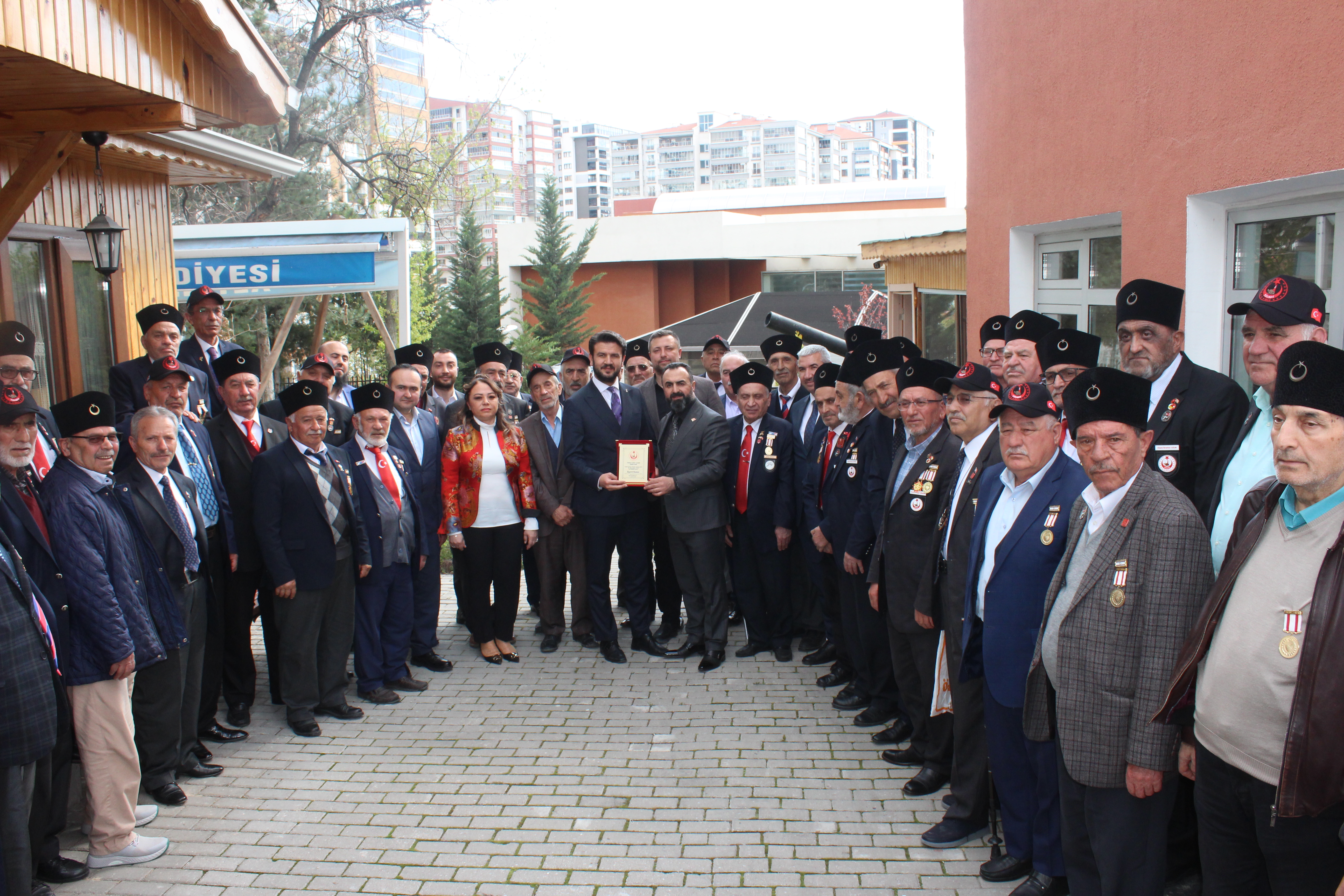 AK Parti Ankara 2. Bölge Milletvekili Adayı Sayın Kurtcan ÇELEBİ Vakfımızı ziyaret ederek Genel Başkanımız Gazi Lokman AYLAR  ve kahraman gazilerimiz ile bir araya geldi.