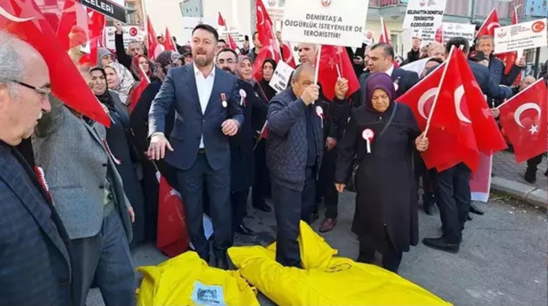 Şehit aileleri, DEM Parti önüne terörist fotoğraflı ceset torbası bıraktı