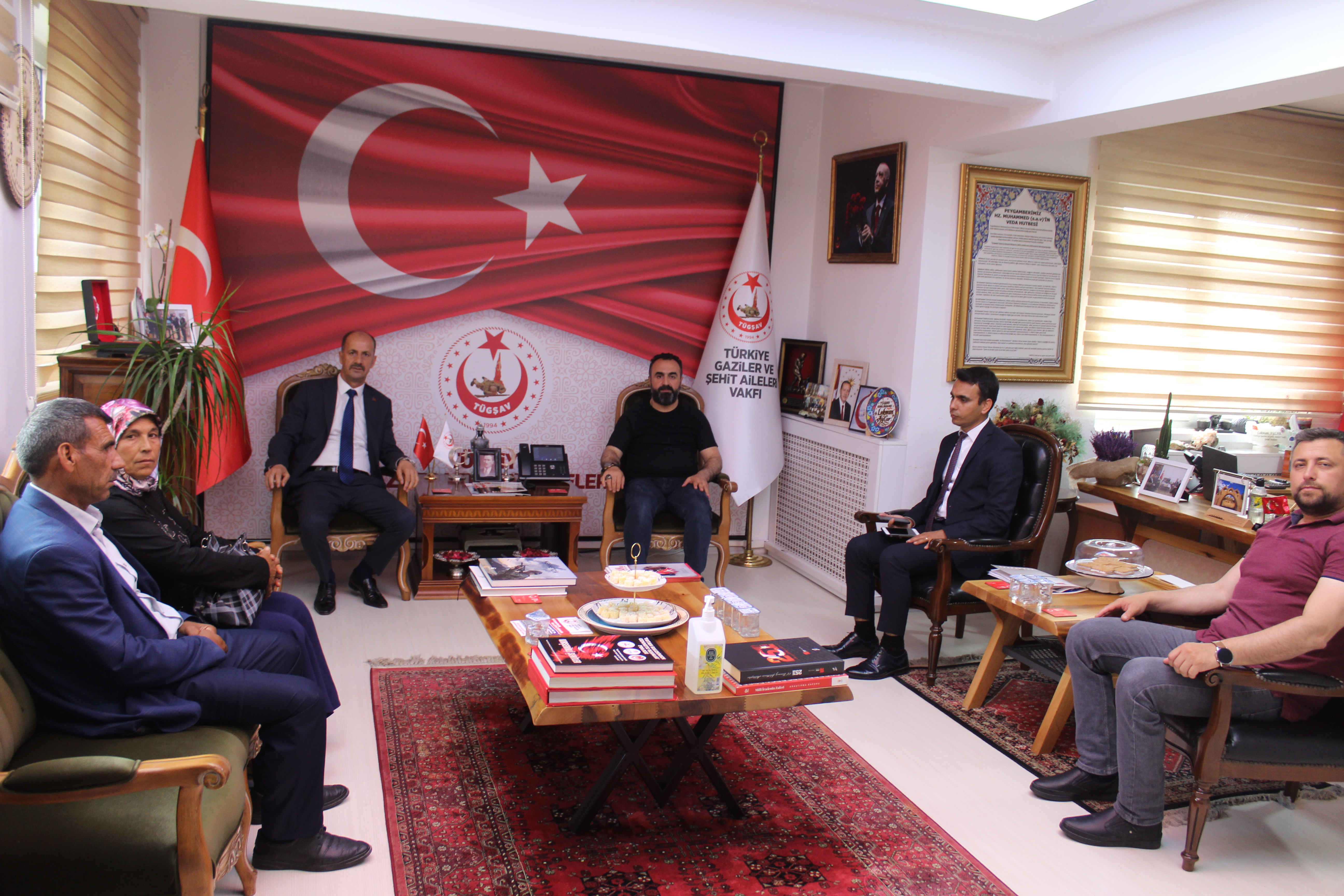 Şanlıurfa Şehit Aileleri Dernek Başkanı Mehmet Yavuz, beraberindeki şehit yakınlarıyla Vakfımızı ziyaret ederek,Genel Başkanımız ile bir araya geldiler.