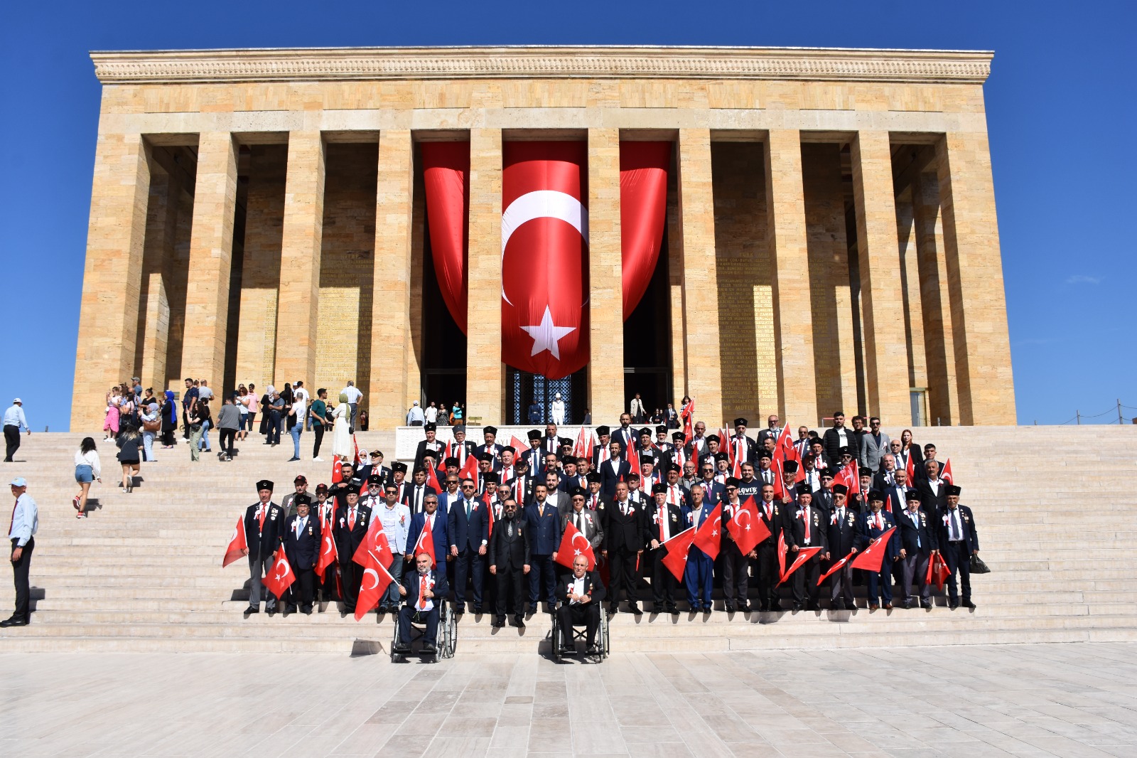 19 Eylül Gaziler Günü vesilesiyle, Şube Başkanlarımız ve Kahraman Gazilerimiz ile beraber Cumhuriyetimizin kurucusu, yol göstericimiz ve Başbuğ'umuz Gazi Mustafa Kemal Atatürk'ü ebedi istirahatgahında ziyaret ederek, Onu rahmet ve minnetle andık.
