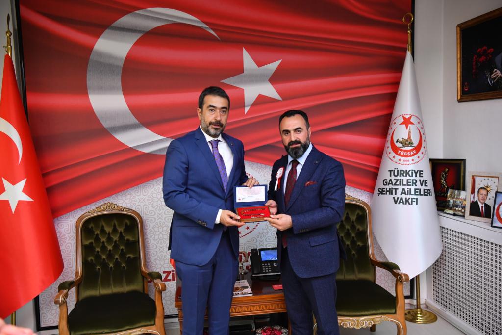 AK Parti Ankara İl Başkanı Hakan Han ÖZCAN Vakfımızı ziyaret ederek, vatan kahramanlarımızla bir araya geldi.Nezaket ziyareti, hassasiyeti ve Vakfımız çalışmalarına desteği için Sayın Başkanımıza teşekkür ederiz.