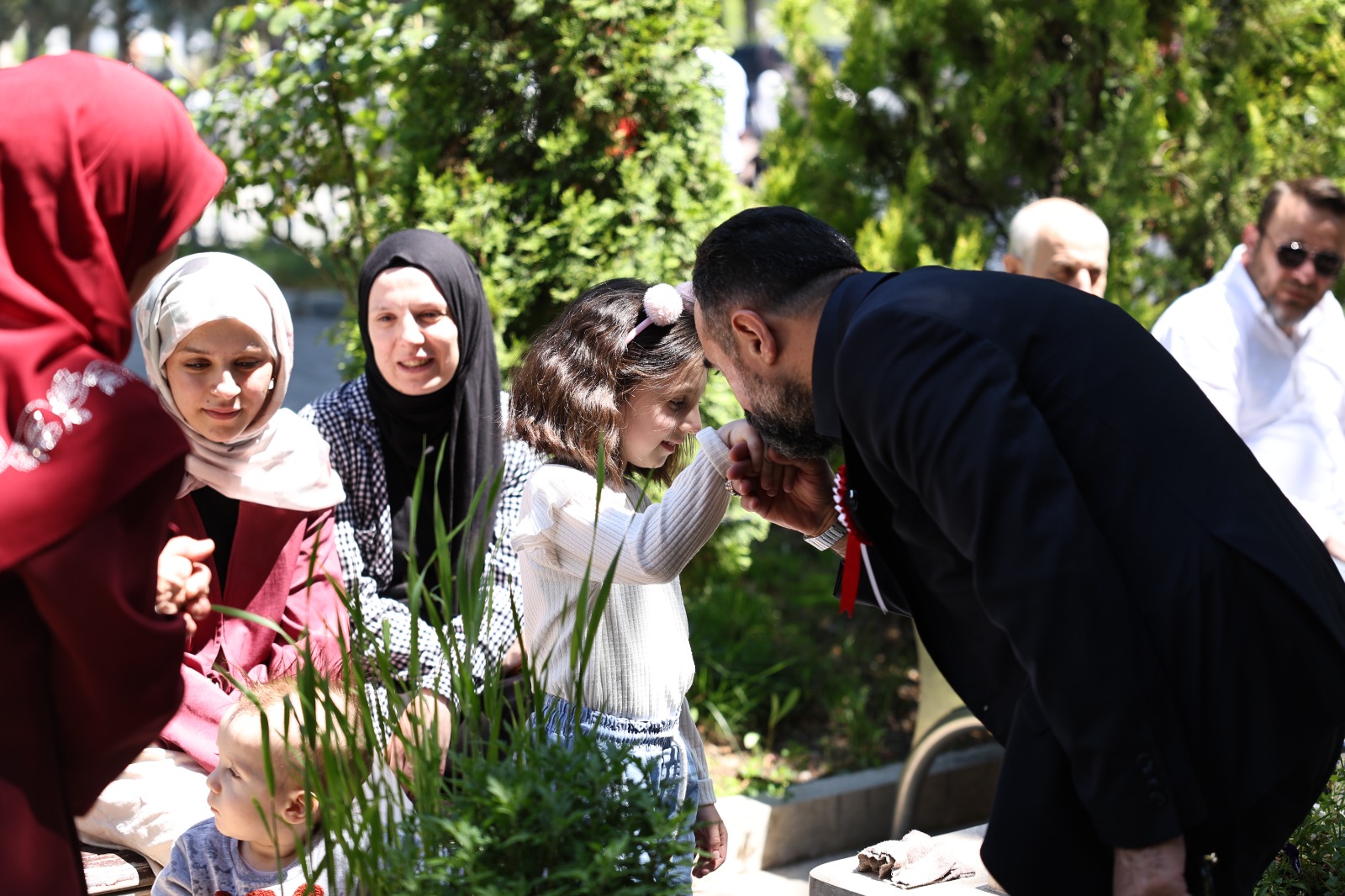 Her bayram olduğu gibi, bu bayram da önce Şehitliklere giderek, aziz şehitlerimizin ve gözümüzün nuru ailelerinin bayramlarını kutladık.