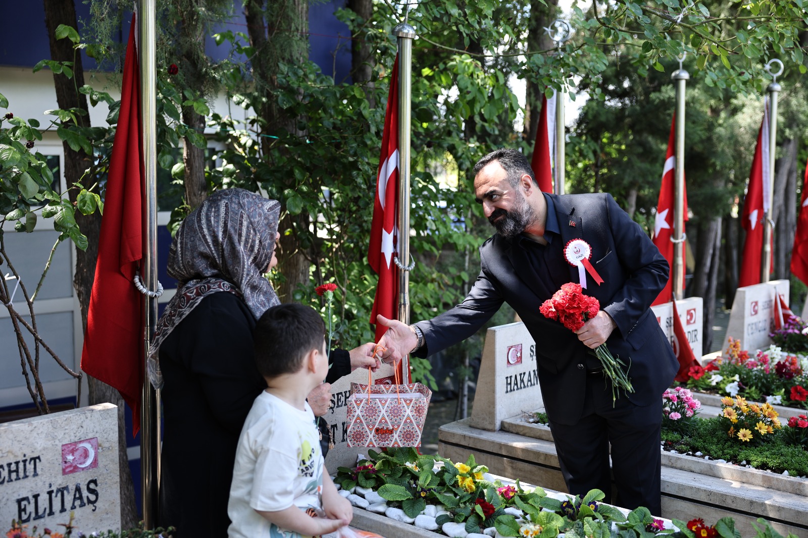 Bayram Arefesinde Karşıyaka 15 Temmuz Şehitliğinde aziz şehitlerimiz ve aileleriyle bayramlaştık. 