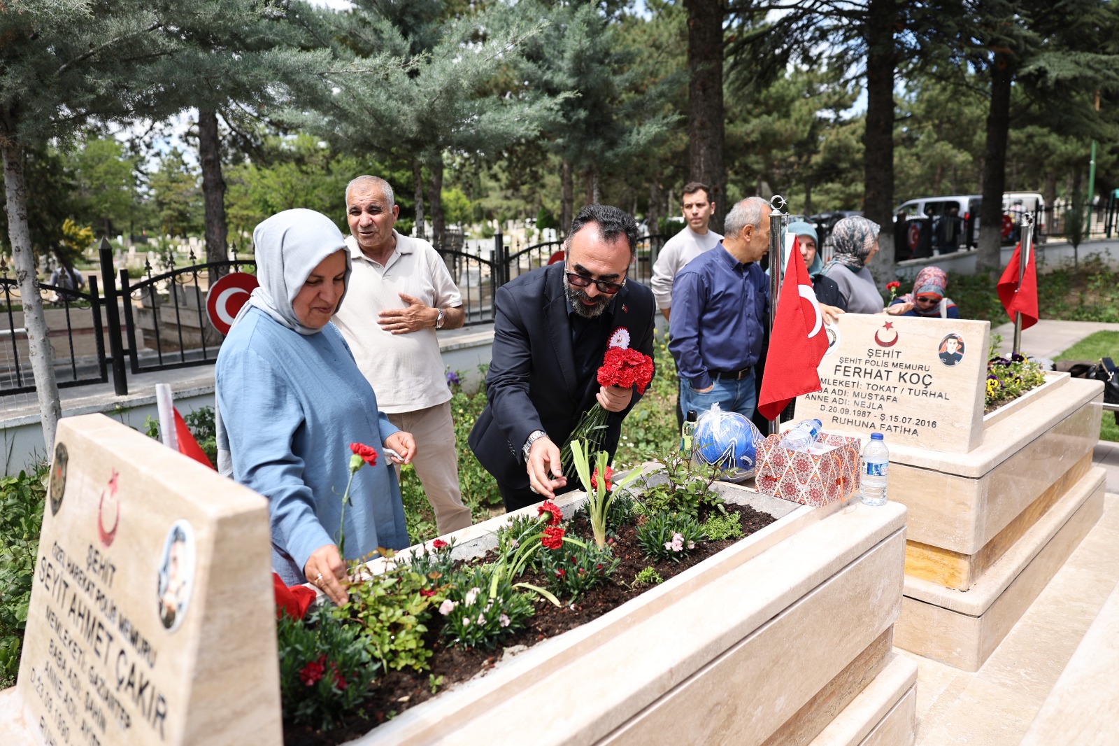 Polis Şehitliğinde aziz şehitlerimizin ve gözümüzün nuru ailelerinin bayramlarını kutladık.