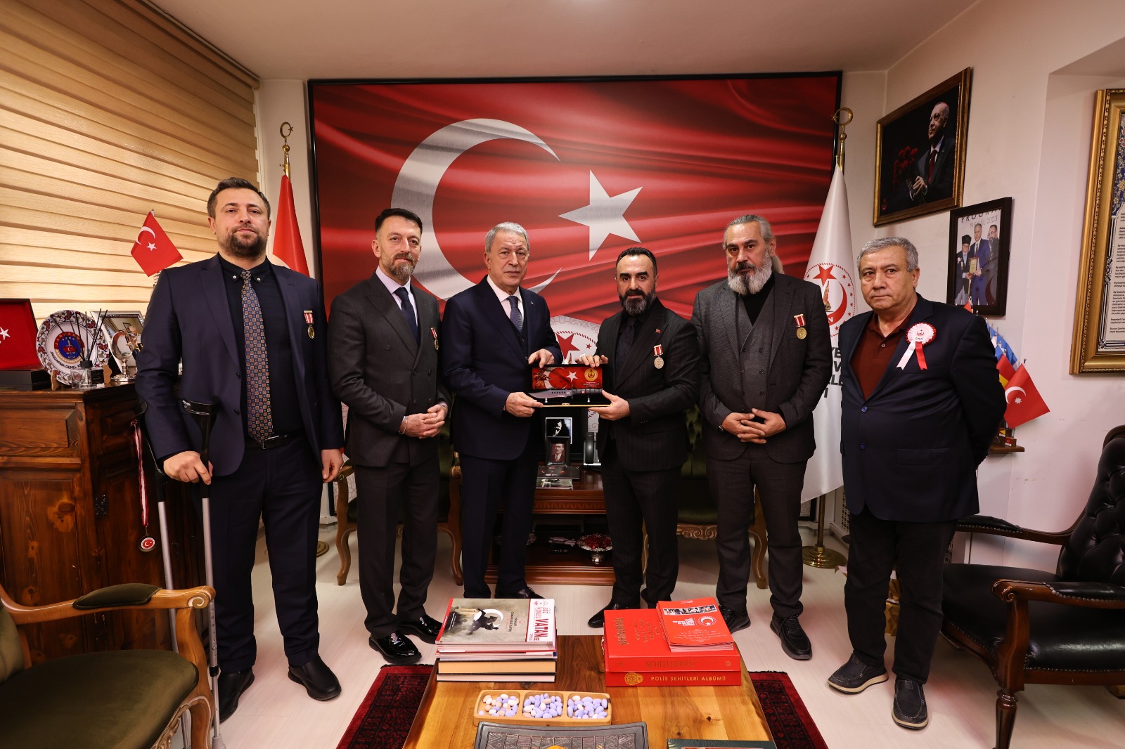 Milli Savunma Komisyonu Başkanı Hulusi Akar Paşamız, Genel Merkezimizi ziyaret ederek, şehit yakını ve gazilerimizle bir araya geldiler.