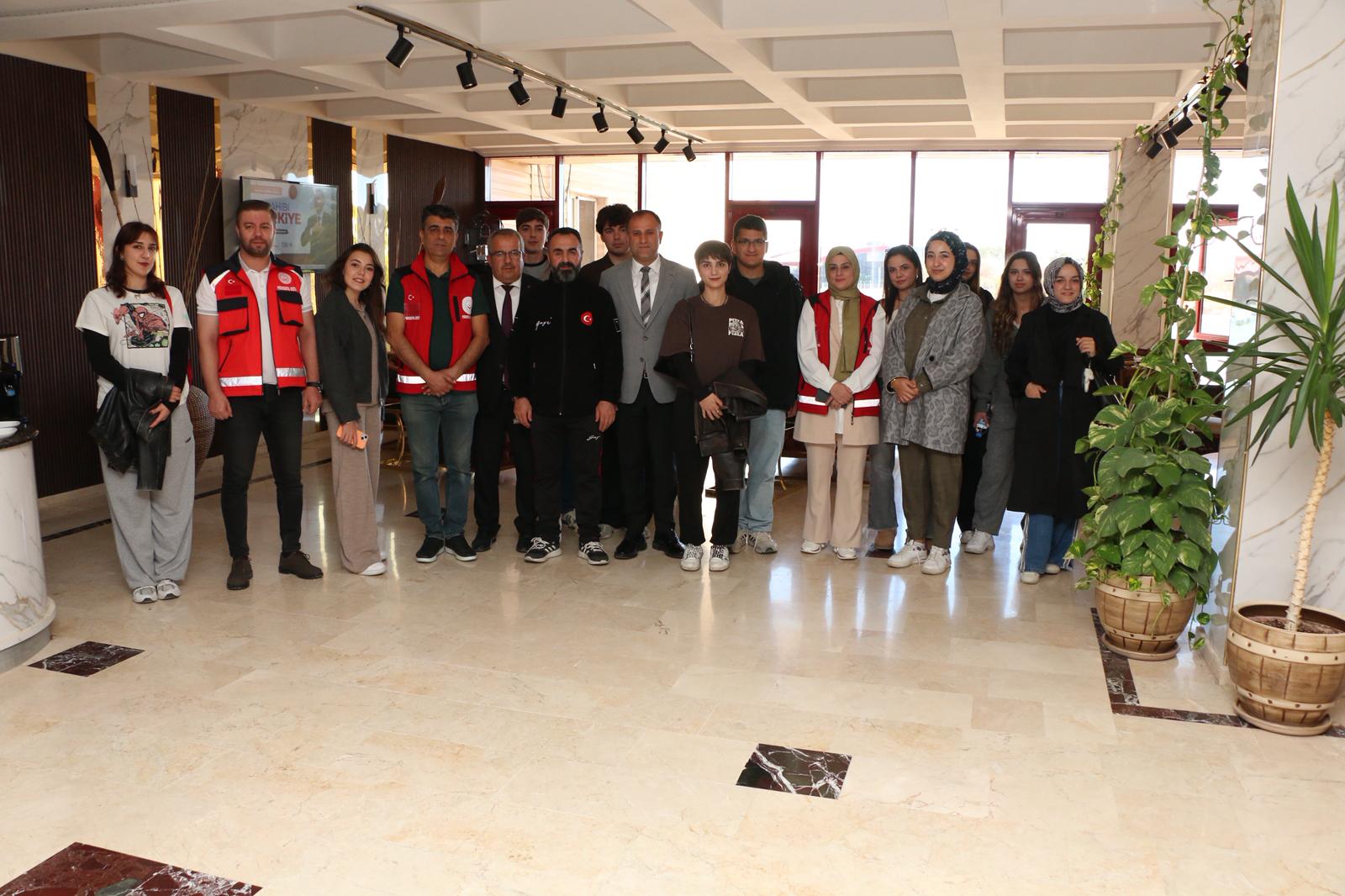 Doğu turu düzenlediğimiz şehit çocuklarıyla beraber, Şanlıurfa İl Müdürü Fatih Yılmaz ile kahvaltı programında bir araya geldik.Destekleri için @tcailesosyal Bakanlığımıza, Bakanımız Sayın @MahinurOzdemir hanımefendiye ve İl Müdürümüze teşekkür ederiz.