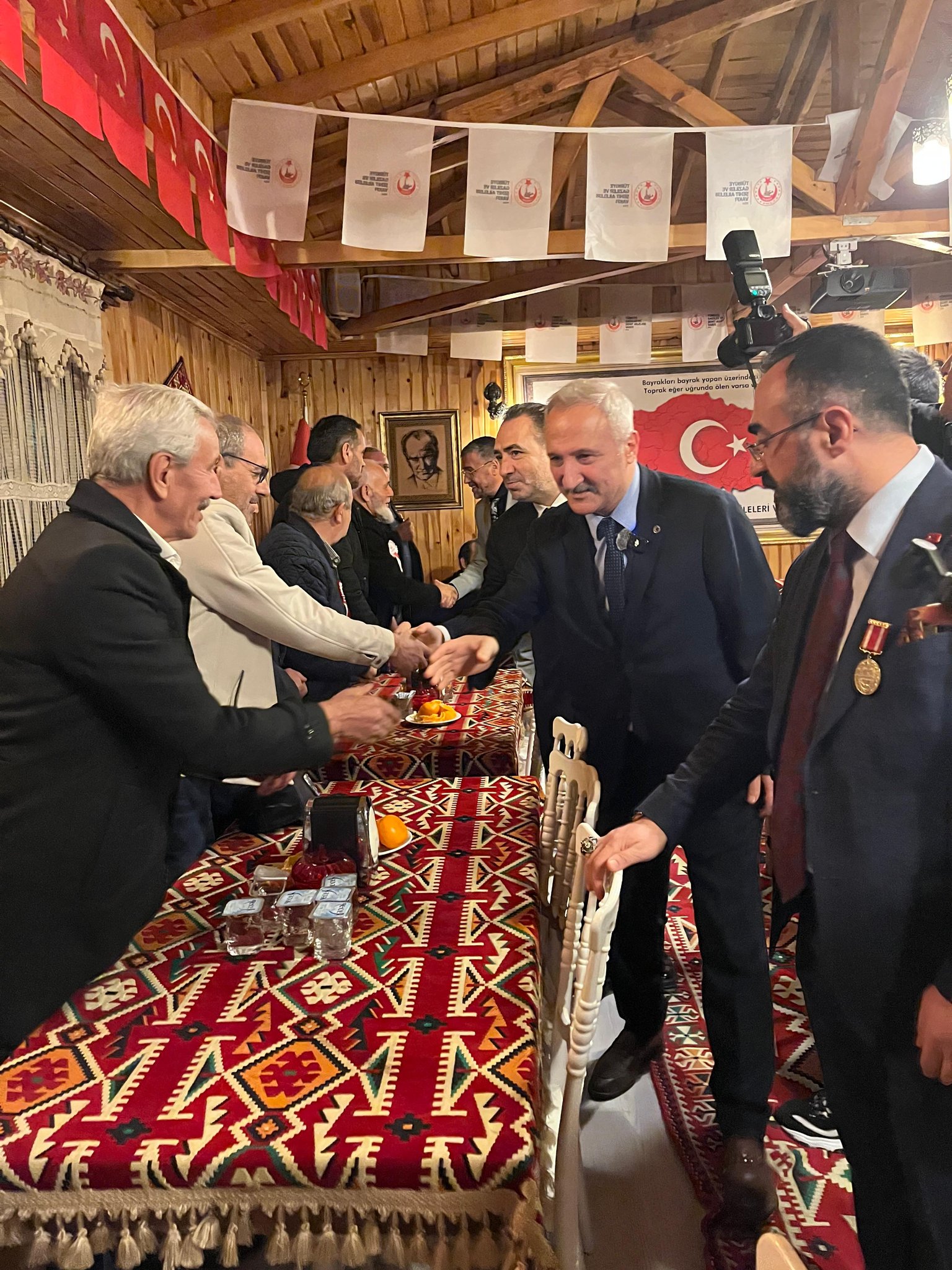 MHP Genel Başkan Yardımcısı  Ahmet Selim Yurdakul , MYK Üyeleri, Ankara İl Başkanı  Alparslan Dogan  ve Altındağ İlçe Başkanı Emin Sıtkı Aktaş Genel Merkezimizi ziyaret ederek, Terörsüz Türkiye süreciyle ilgili istişarelerde bulunduk.