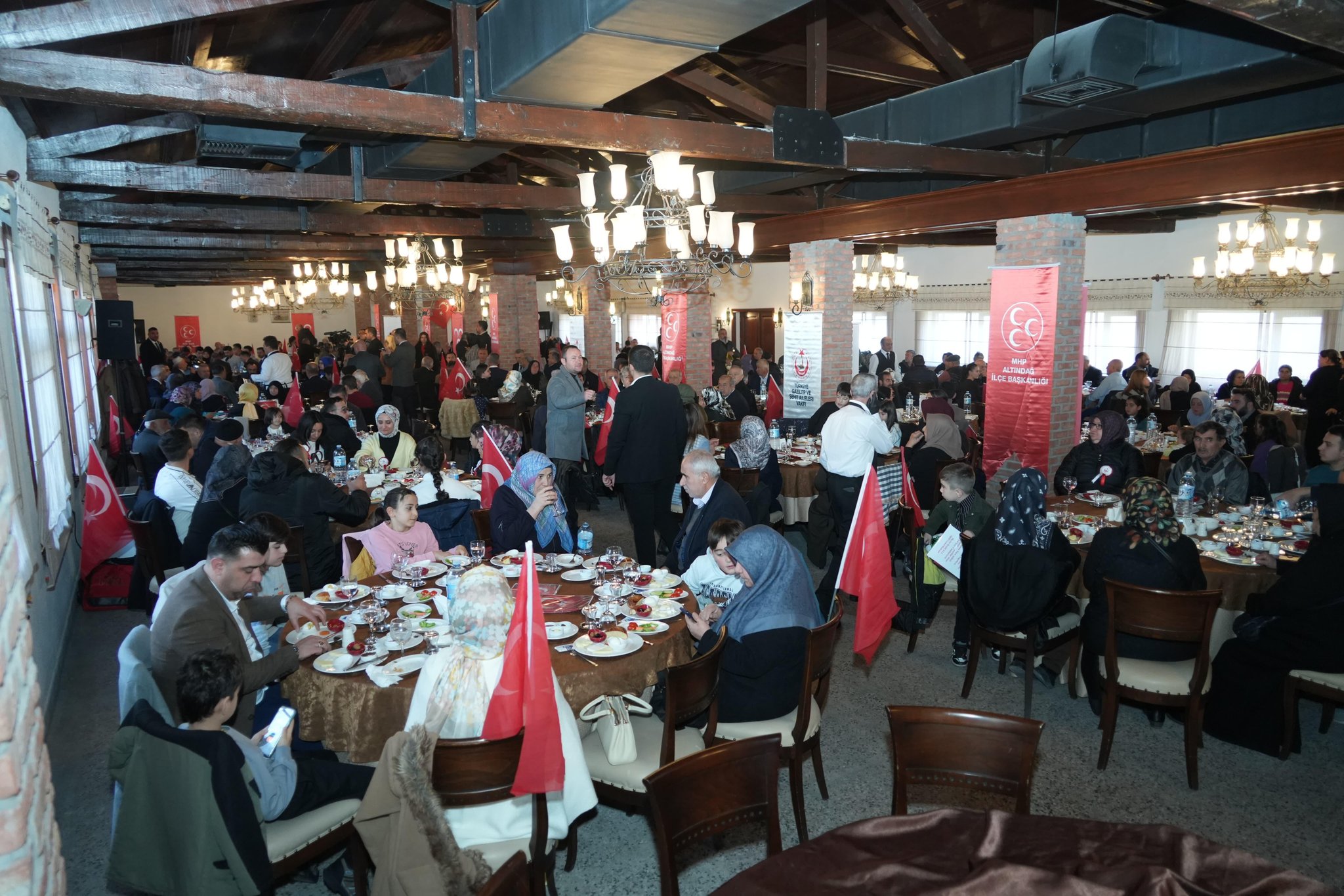 Milliyetçi Hareket Partisi ev sahipliğinde, Vefa Buluşmaları kapsamında, şehit yakını ve gazilerimizle kahvaltı programında bir araya geldik.