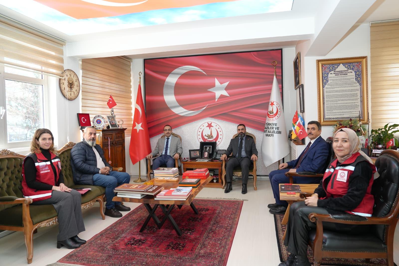 Aile ve Sosyal Hizmetler Bakanlığı Ankara İl Müdürü Cüneyd Özdemir Genel Merkezimizi ziyaret ederek Genel Başkanımız Gazi Lokman Aylar ile bir araya gelerek, şehit yakını ve gazilerimiz için yapılanlar ve yapılması gerekenler konusunda istişarede bulundu.