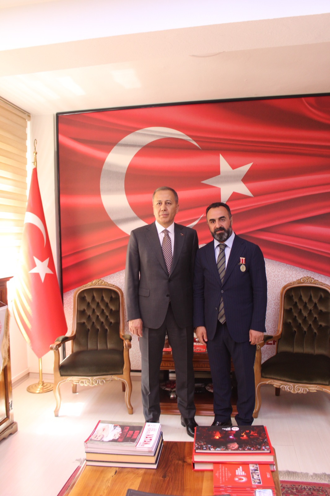 Her şehit yakını ve gazimizi aile bireyi gibi gören  @TC_icisleri  Bakanımız Sayın  @AliYerlikaya , bugün Genel Merkezimizi ziyaret ederek, bir aile olduğumuzu bir kez daha gösterdi.