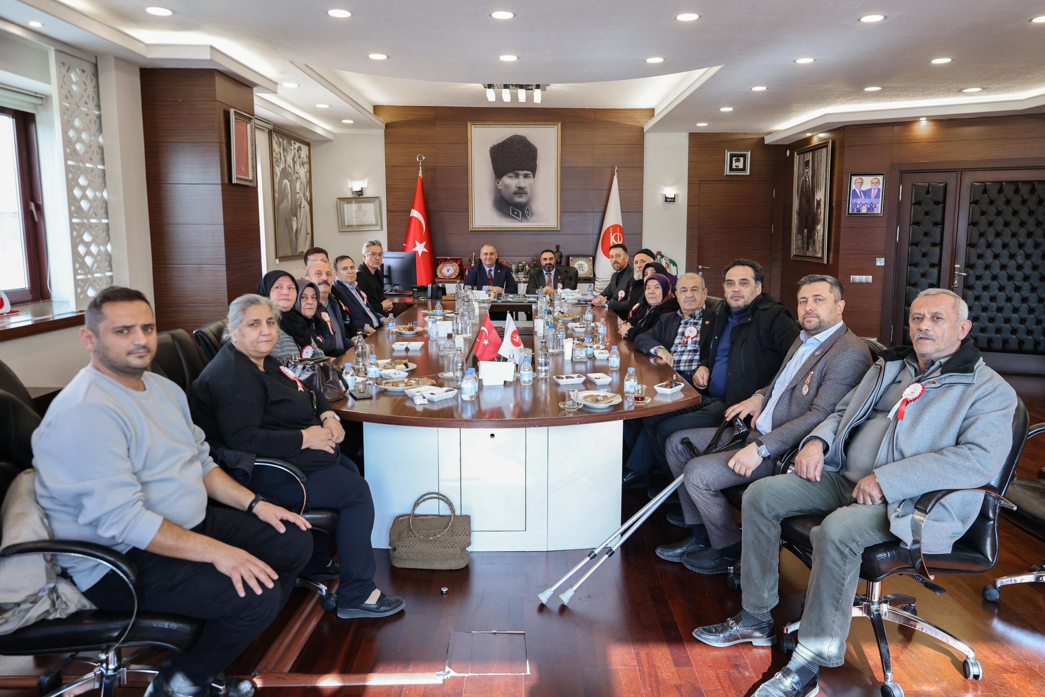 Umre ziyaretinden dönen Keçiören Belediyemizin vatan sevdalısı Belediye Başkanı Sayın Mesut Özarslan'a şehit yakını ve gazilerimizle birlikte ziyaret ettik.