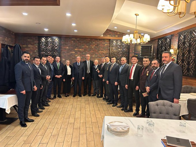 Milli Savunma Komisyonu Başkanı Hulusi Akar Paşamız ve komisyon üyeleriyle bir araya gelerek, şehit yakını ve gazilerimizin özlük haklarına ilişkin komisyondaki kanun taslağı hakkında görüş ve önerilerimizi ifade ettik.