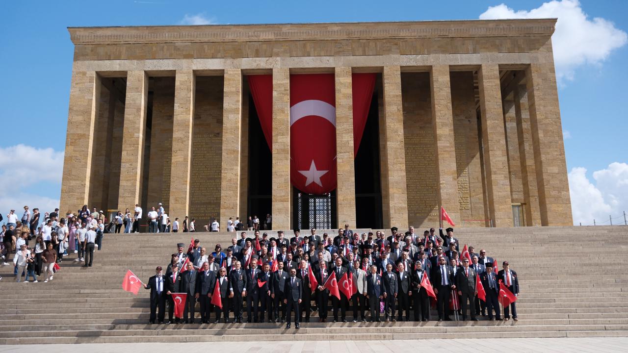 Vakıf Başkanımız (Gazi) Lokman Aylar, yönetim kurulu üyelerimiz, şube başkanlarımız, şehit ailelerimiz ve gazilerimizle birlikte, 19 Eylül Gaziler Günü münasebetiyle Gazi Mustafa Kemal Atatürk’ün ebedi istirahatgâhı Anıtkabir’i ziyaret etti