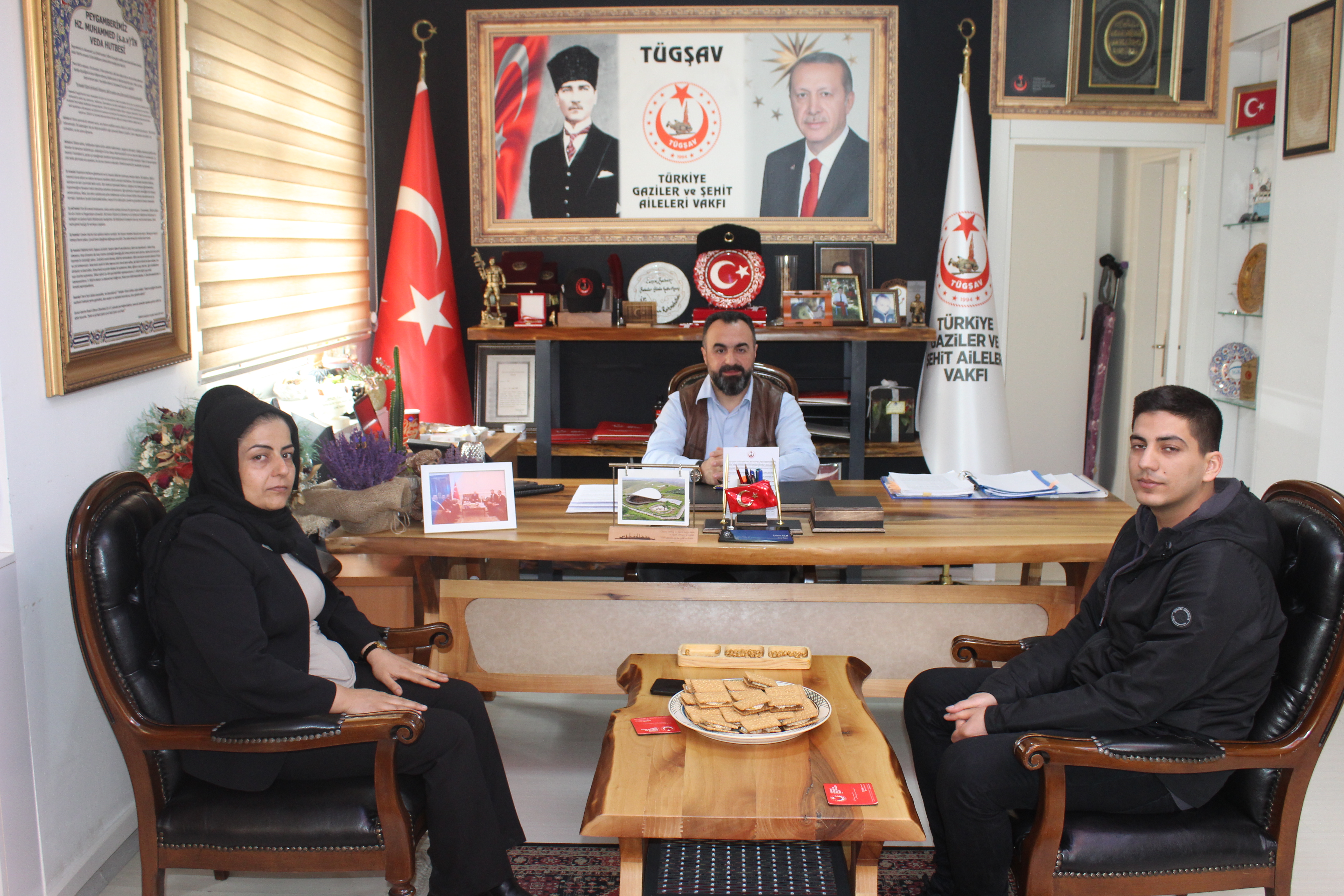 Vakfımızın Cizre temsilciliği başkanı Zeynep CANER hanımefendi Genel Merkezimizi ziyaret ettiler. Kıymetli misafirimize teşekkür ederiz.