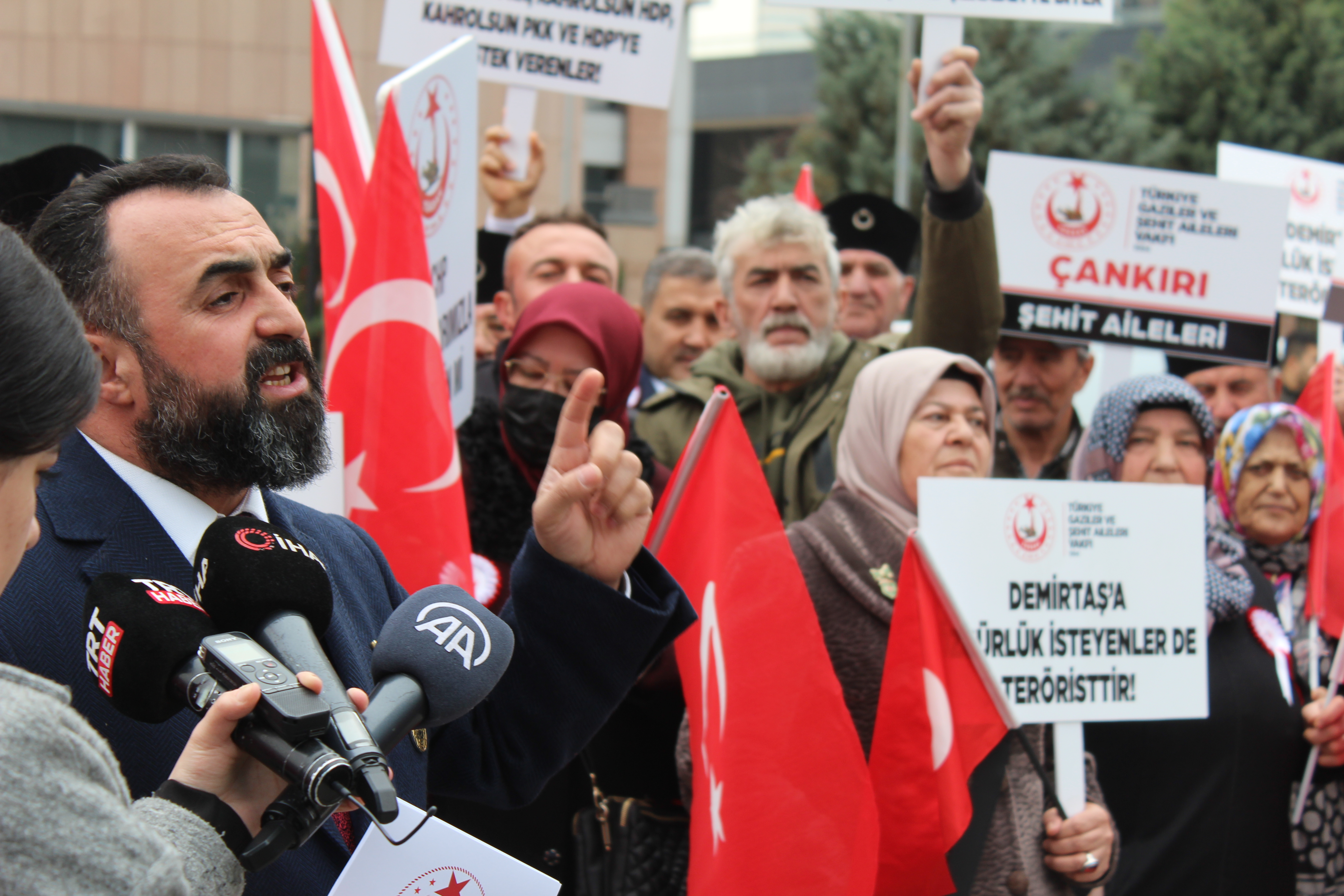 ALLAHA YEMİN  OLSUN Kİ; DAĞDA ELİ SİLAHLI TEK BİR TERÖRİST,MECLİSTE KRAVATLI TEK BİR TERÖRİST,ŞEHİRDE RENK VE KILIK DEĞİŞTİRMİŞ TEK BİR TERÖRİST KALMAYANA DEK MÜCADELEMİZİ SÜRDÜRECEĞİZ.