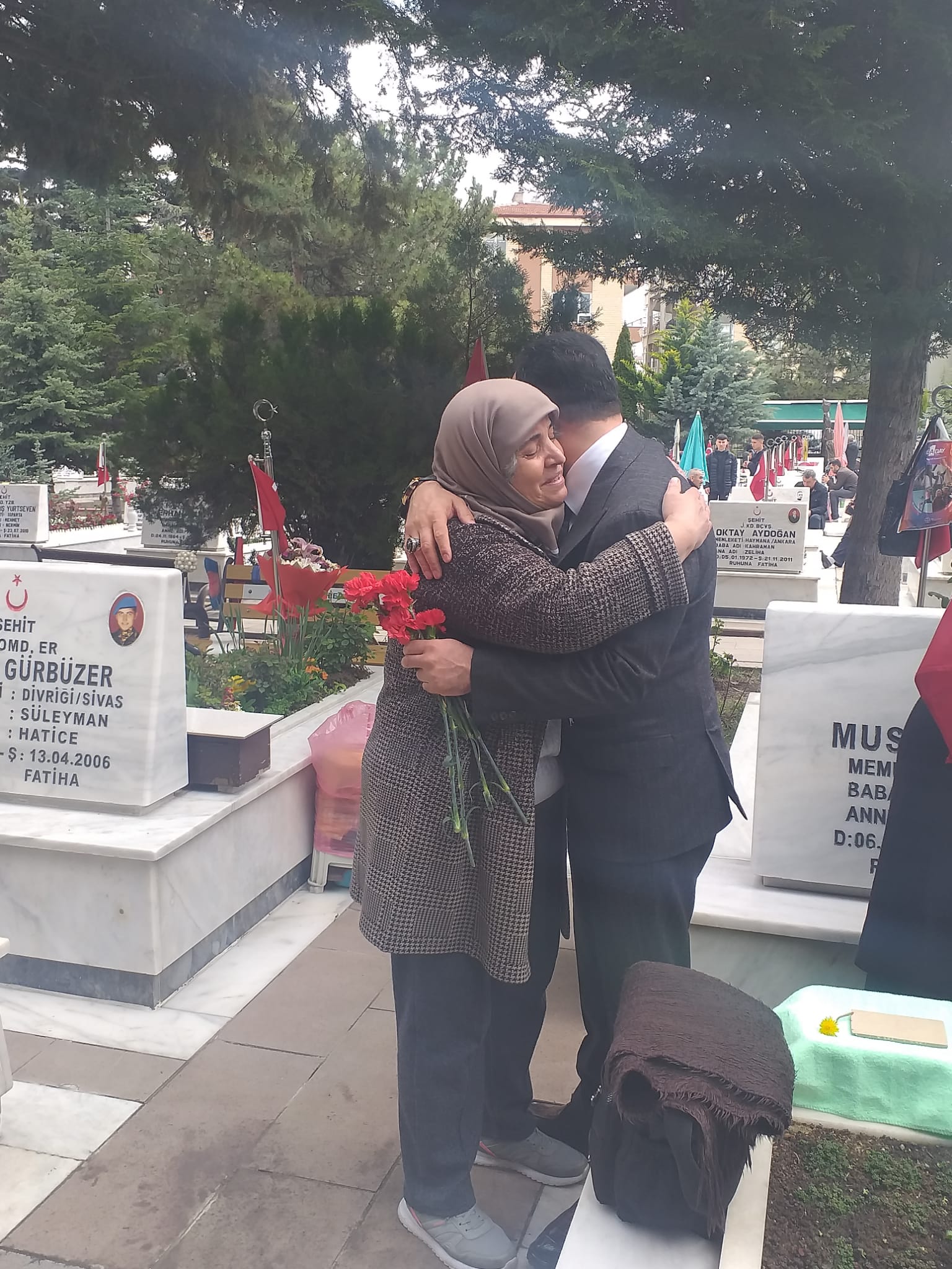 Şehitliklerde evlatlarının, babalarının, eşlerinin kabirleri başında dua eden şehit yakınlarının dualarına Amin deyip, bayramlarını kutlamayı bize lütfeden Rabb'imize sonsuz salat ve selam olsun.