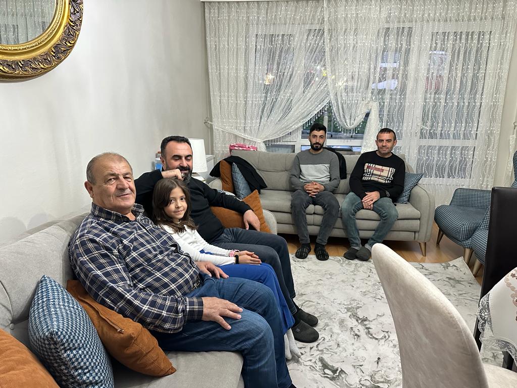 2016 yılında Van Çatak'ta şehadete eren yiğidimiz Özgür Kara'nın baba evindeki iftar sofrasına misafir olduk.     İftar sofralarını bizimle paylaştıkları için Eftadiye teyzemize ve Sadık amcamıza teşekkür eder, bütün şehitlerimize Allah'tan rahmet dileriz.