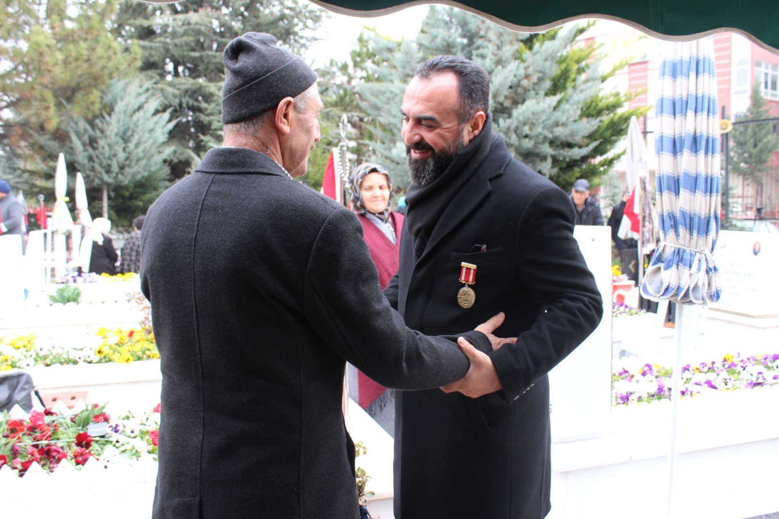 18 MART ÇANAKKALE ZAFERİ ŞEHİTLERİ ANMA GÜNÜNDE CEBECİ ŞEHİTLİĞİNDE MEVLİT OKUTUP,ŞEHİT AİLELERİ İLE KUCAKLAŞARAK ONLARA HEDİYELER TAKDİM ETTİK.SİZLER GÖZÜMÜZÜN NURUSUNUZ.