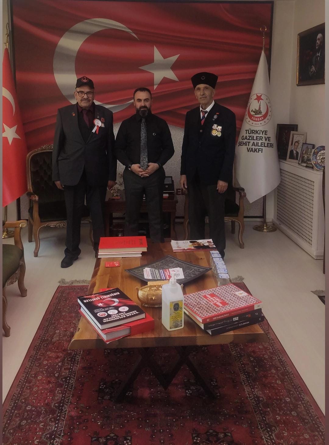 Bayramlaşmak için Genel Merkezimizi ziyaret eden Kıbrıs Gazilerimizden Gaffur AĞAÖREN ve Edip DENİZ'i Genel Başkanımızı makamında ağırladı.