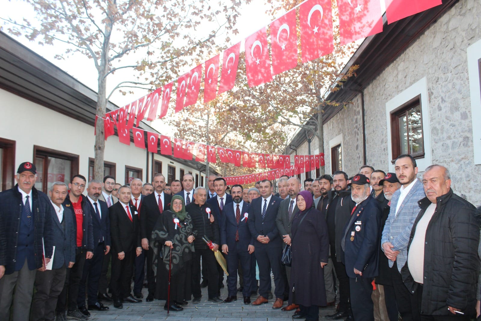 Aziz Şehitlerimizin kıymetli Aileleri ve Kahraman Gazilerimizle buluştuk ev sahipliği için Altındağ belediye başkanı Sn. Asım BALCI 'ya ve katılımları için MHP Altındağ ilçe başkanı Sn. Emin Sıtkı AKTAŞ'a teşekkür ederiz .