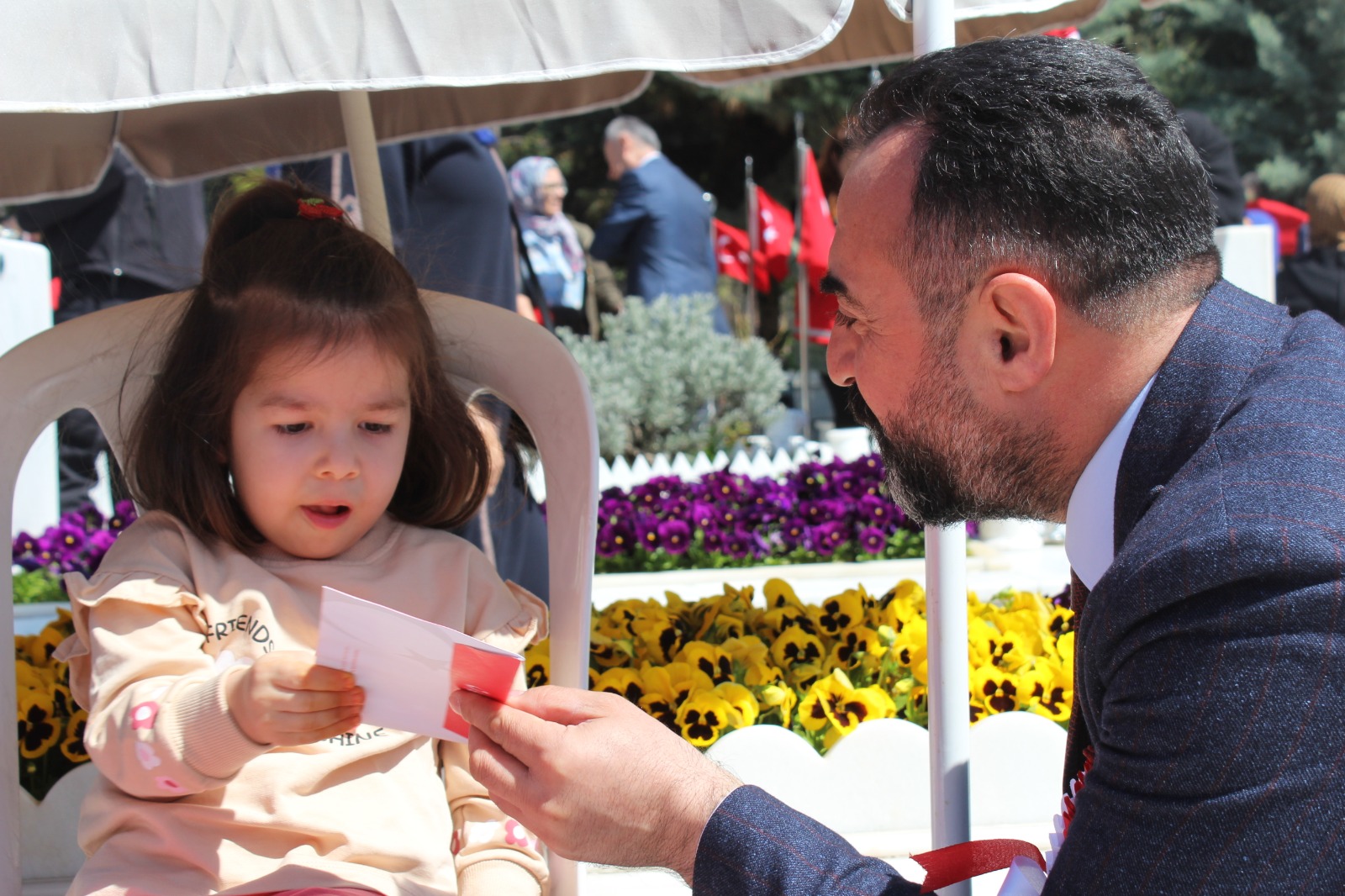 Yüzlerine dahil bakmaya kıyamadığımız şehitlerimizin kıymetli şehit yavrularıyla bayramlaştık Türk milletinin kendilerine emaneti olan hediyelerini takdim ettik Rabbim tüm şehitlerimize ve şehitlerimizi kıymetli emanetlerinden razı olsun ömrümüz yettikçe şehitlerimize ve şehitlerimizin kıymetli emanetlerine hizmet etmekten şeref duyarız