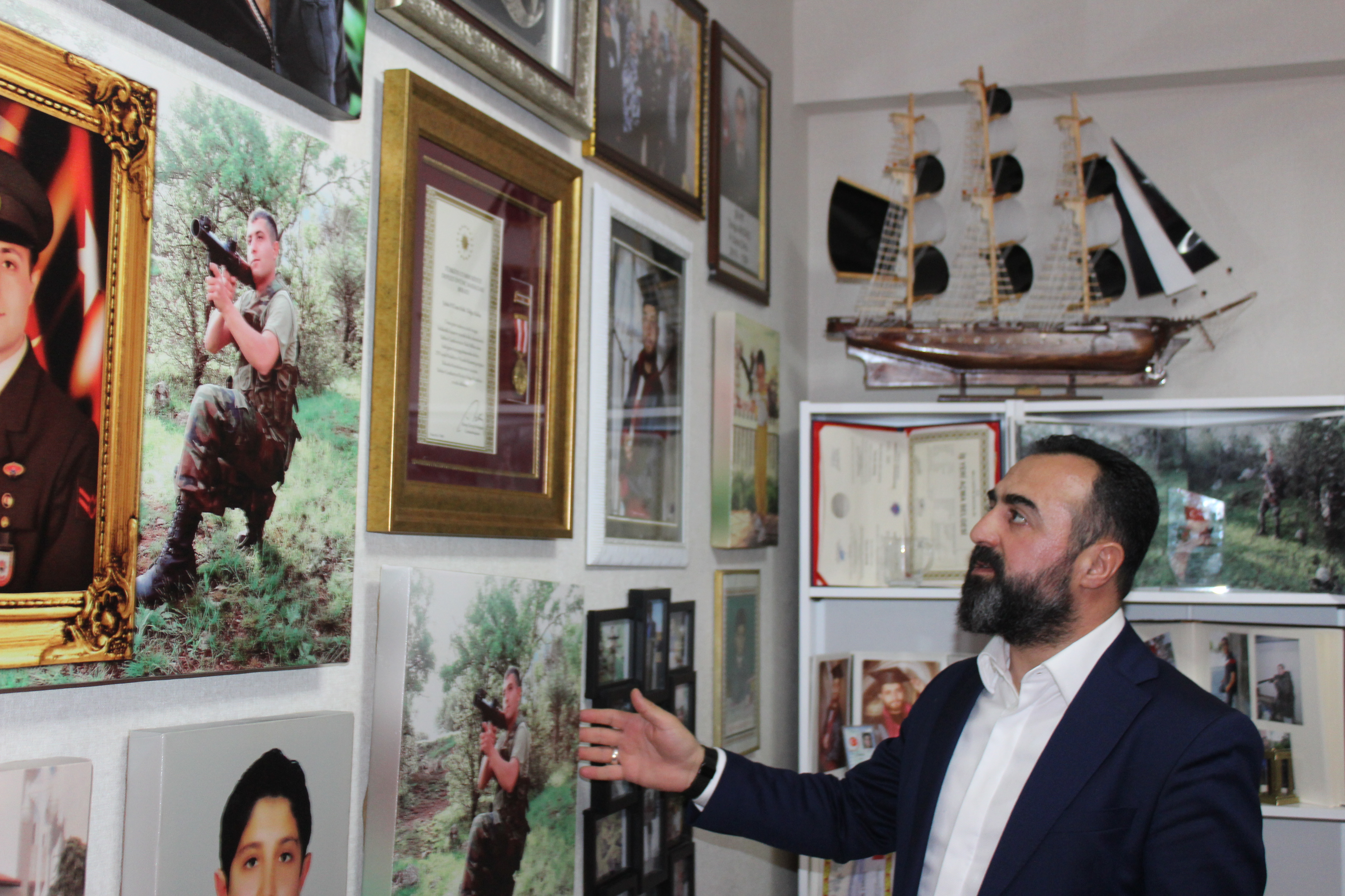2016 YILINDA HAKKARİ ÇUKURCADA ŞEHİT OLAN ŞEHİT TOLGA AKTAŞ'IN KIYMETLİ AİLESİNİ ZİYARET EDEREK ŞEHİDİMİZİN HAYALLERİNİ,GENÇLİĞİNİN ÇOCUKLUĞUNUN İZLERİNİ TAŞIYAN ODASINI GEZDİK.