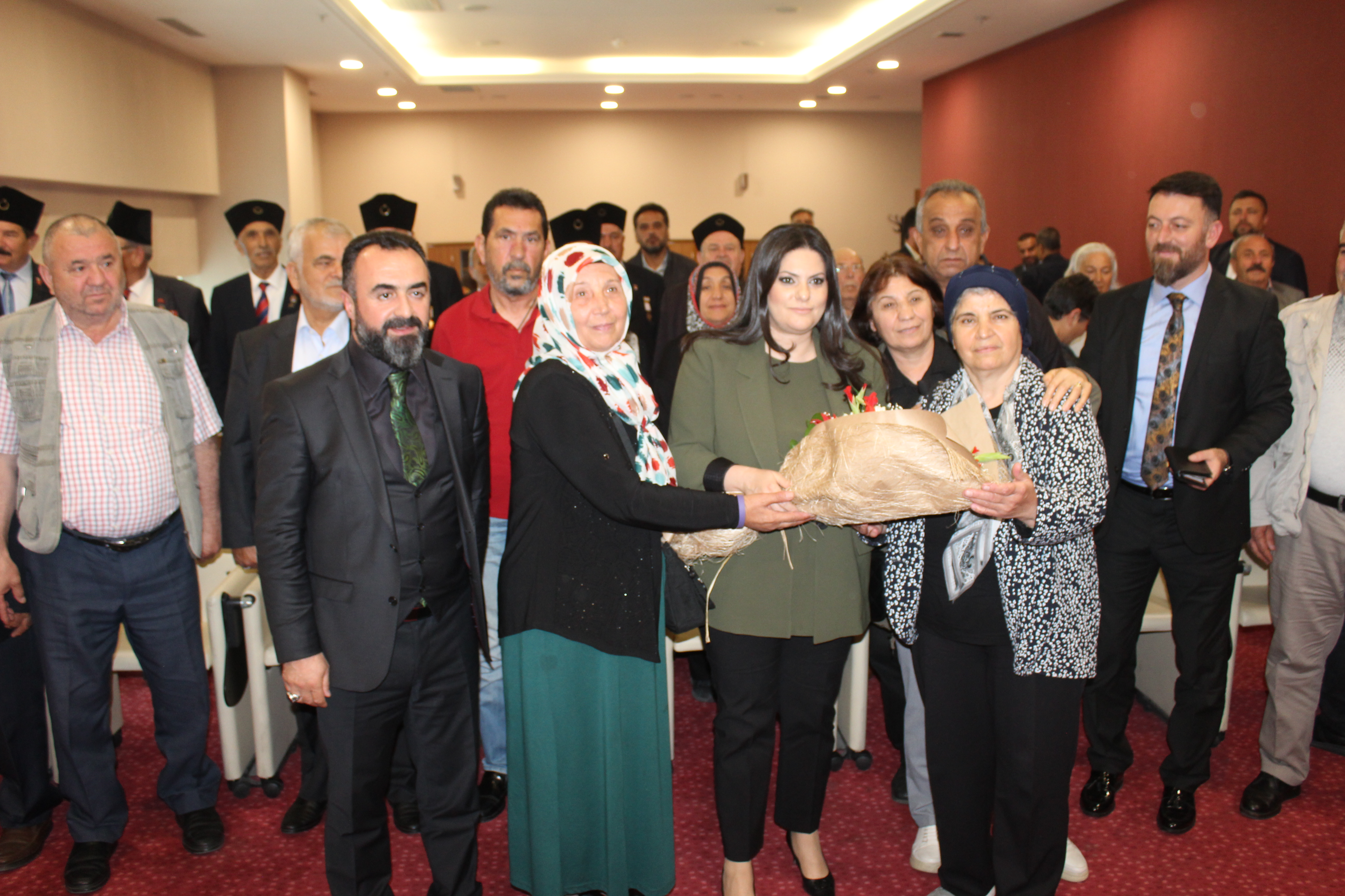 AK Parti Genel Başkan Yardımcısı, Ankara Milletvekili Jülide Sarıeroğlu hanımefendiyi Ak Parti Genel Merkezinde şehit yakını ve gazilerimizle ziyaret ederek, Milletvekili ve Cumhurbaşkanlığı seçimleri vesilesiyle tebriklerimizi sunduk.   