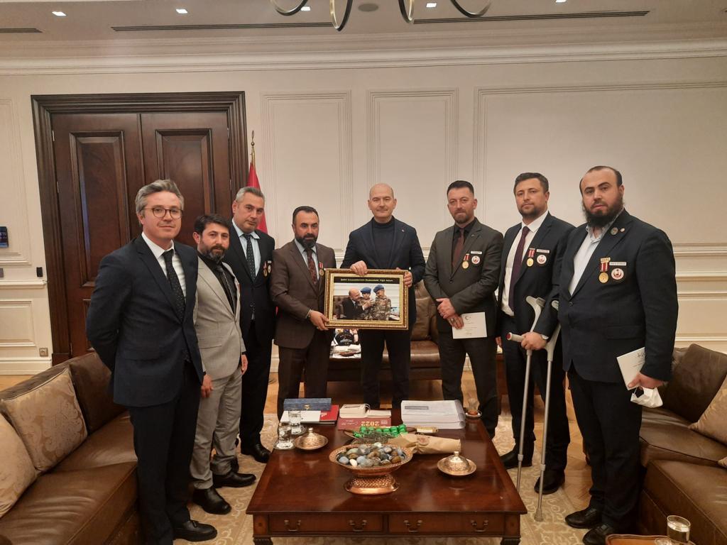 Genel Başkanımız (Gazi) Lokman Aylar ve yönetim kurulu üyelerimiz terör örgütlerinin korkulu rüyası İçişleri Bakanımız Sn. Süleyman Soylu'yu ziyaret ederek, istişarelerde bulundular.