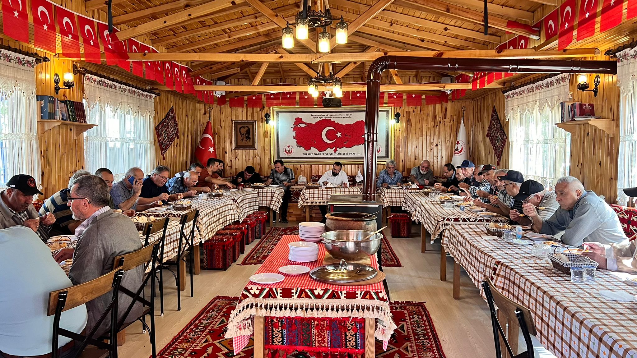 Her Cuma günü düzenlemiş olduğumuz kuru fasulye pilav etkinliğimizde, bugün de şehit yakını ve gazilerimiz ile bir araya gelerek, Halil İbrahim Soframızı paylaştık.  Allah, birlik ve beraberliğimizi daim eylesin...