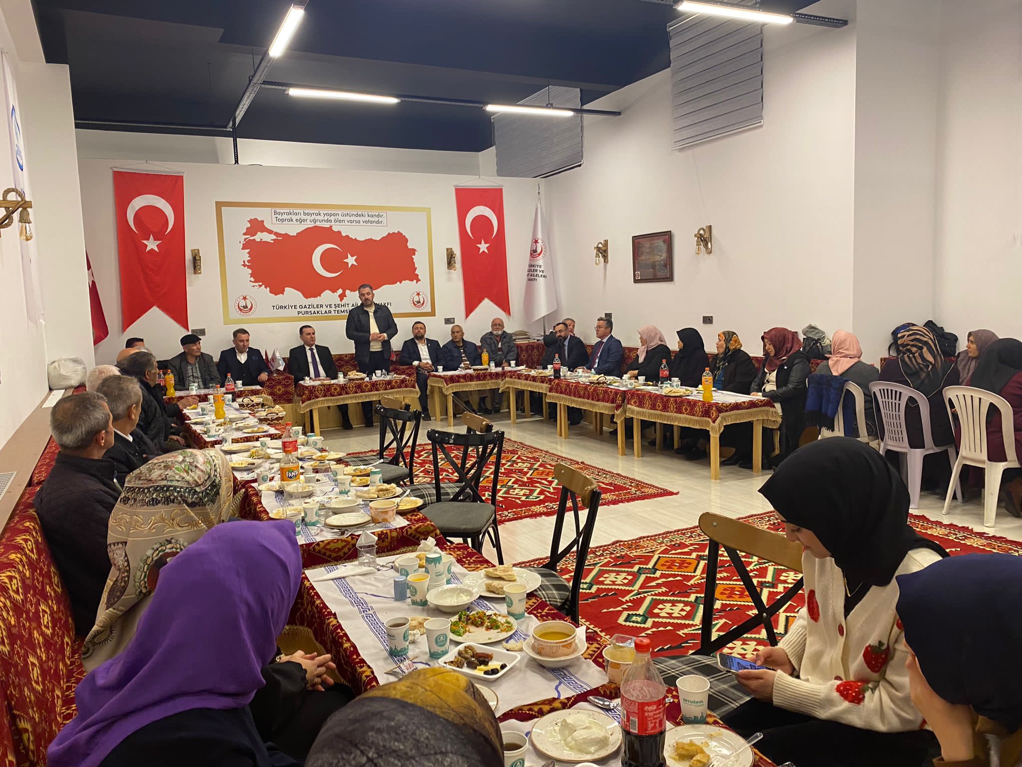AZİZ ŞEHİTLERİMİZİN KIYMETLİ AİLELERİ İLE BİRLİKTE PURSAKLAR TEMSİLCİLİĞİMİZDE BİR ARAYA GELDİK.YEMEĞİMİZE EŞLİK EDEN PURSAKLAR BELEDİYE BAŞKANI VE PURSAKLAR KAYMAKAMINA TEŞEKKKÜR EDERİZ.