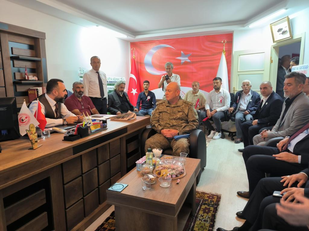 Şehitler Diyarı Osmaniye’de yaşayan şehit yakını ve gazilerimize hizmet verebilmek ve sorunlarına daha hızlı çözümler üretebilmek için Osmaniye Şubemizin açılışını gerçekleştirdik. Açılışımıza katılım sağlayan Vali Yardımcısına, İl Emniyet Müdürüne, İl Jandarma Komutanına, Tugay Komutanı Yardımcısına, MHP İl Başkanına, BBP İl Başkanına, Yeniden Refah Partisi İl Başkanına, Ticaret Odası Başkanına, şehit yakını ve gazilerimize şükranlarımızı sunar; Osmaniye Şubemizin hayırlara vesile olmasını dileriz.