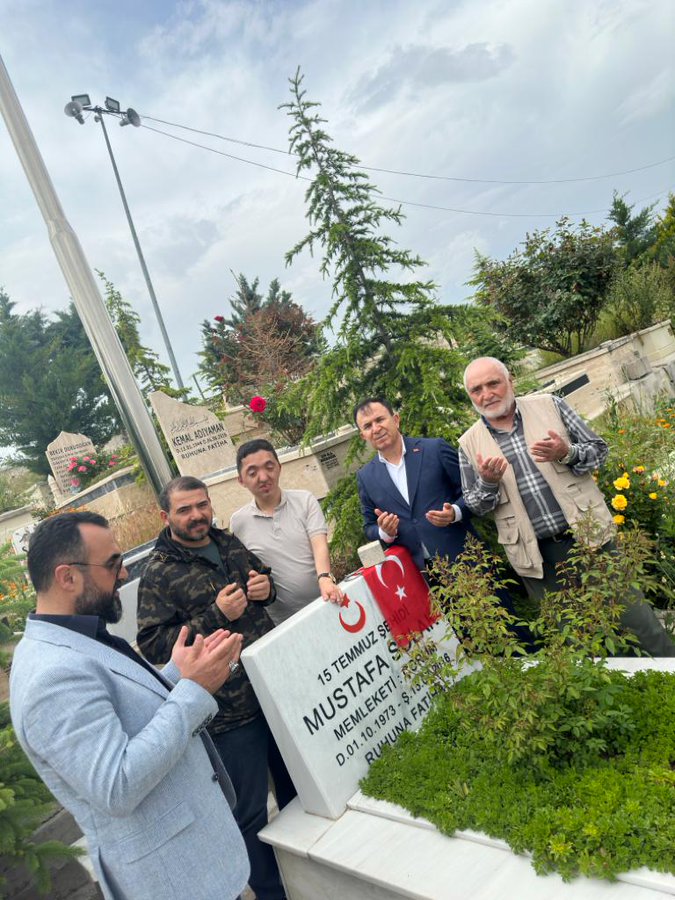 15 Temmuz darbe girişimi sırasında evinde uyurken gelen bir telefonla olaydan haberdar olan ve hiç düşünmeden Cumhurbaşkanlığı Külliyesi önüne giden, cuntacı askerler tarafından açılan ateş sonucu şehit olan Mustafa Solak'ın kabrini ziyaret ederek, dua ettik.
