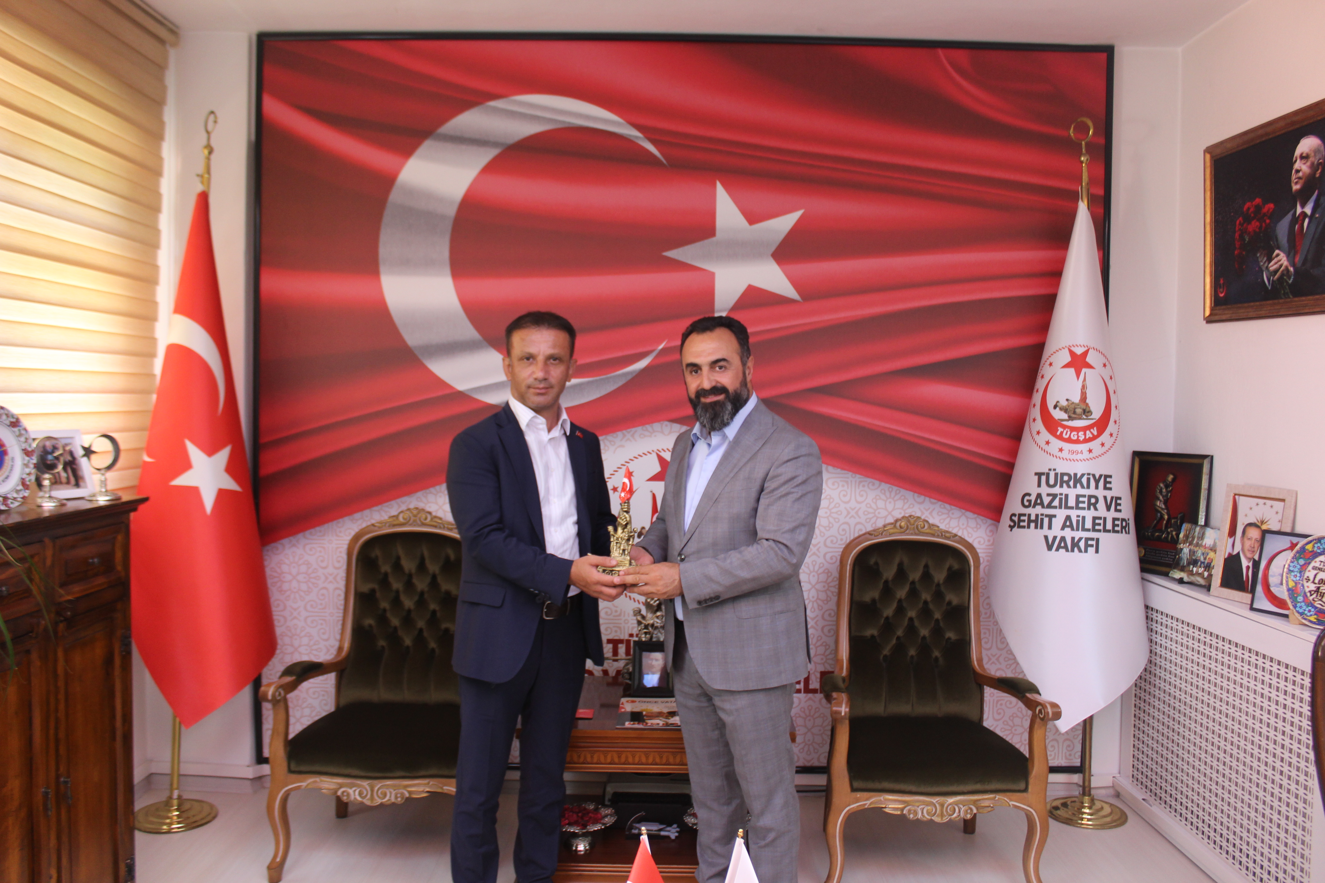 Vakfımızın İzmir Şubesi YK Üyesi İsmail Doğan, Genel Merkezimizi ziyaret ederek Şubemizin yürüttüğü çalışmalar hakkında Genel Başkanımız'a bilgilendirmede bulundu.  Şubemizin başarılı çalışmaları için teşekkür eder, çalışmalarında muvaffakiyetler dileriz.