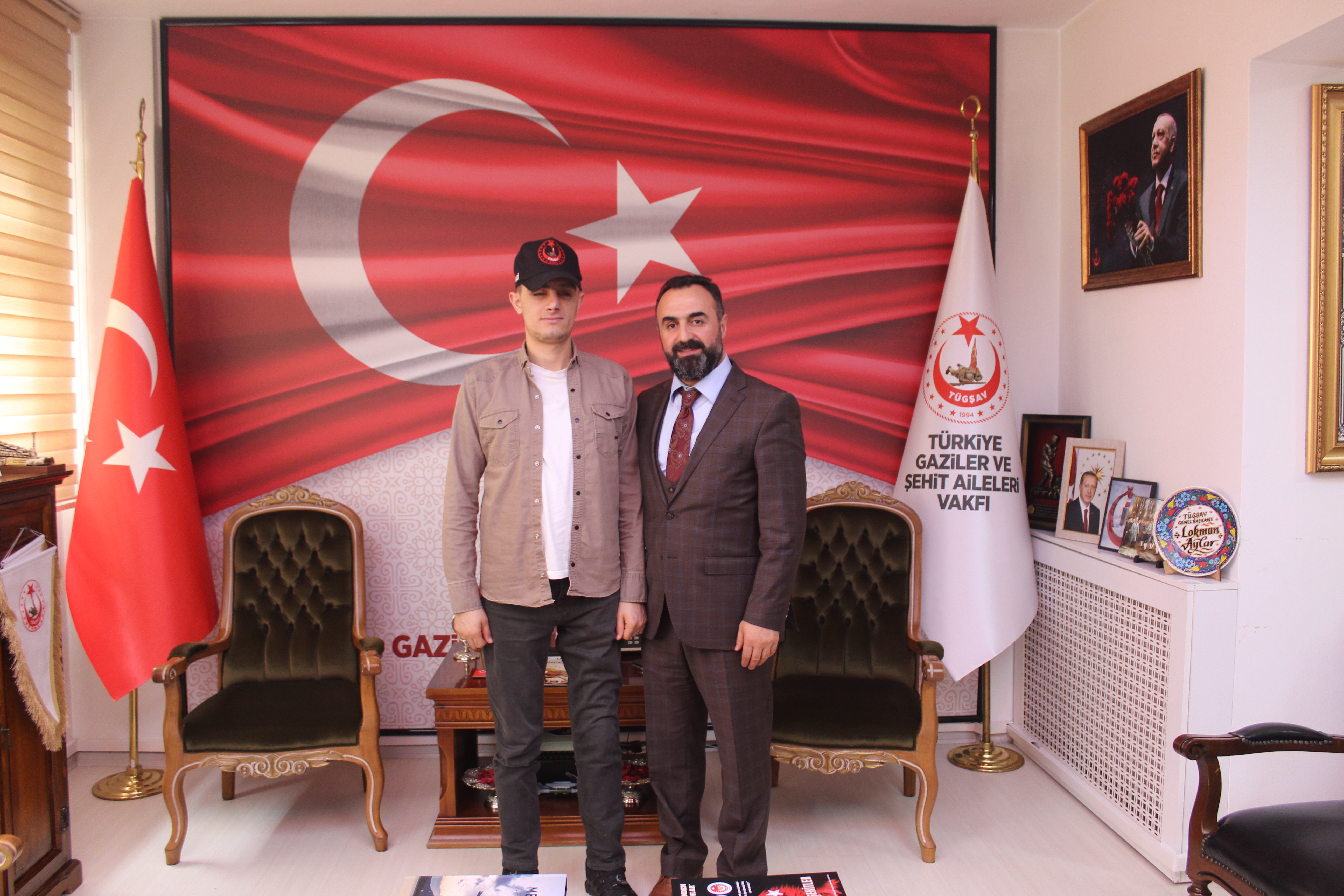TERÖR ÖRGÜTÜ İLE GİRDİĞİ ÇATIŞMADA İKİ GÖZÜNÜ VE AYAĞINI KAYBEDEREK GAZİLİK ŞEREFİNE EREN EMİRHAN KARAGÖBEKLİ BU VATAN SANA MİNNETTAR...