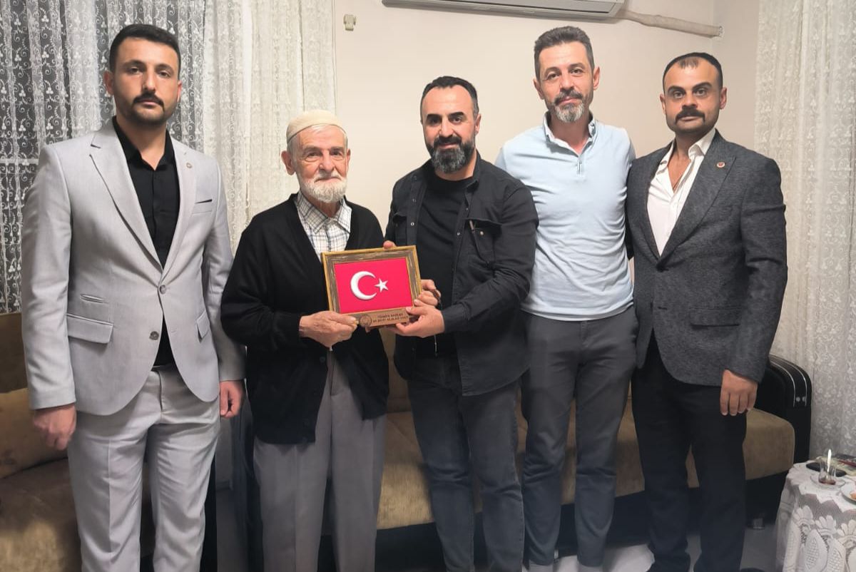 Genel Başkanımız Gazi Lokman AYLAR, Osmaniye’de ikamet eden Kore Gazisi Hacı Abdullah Şanlığ'ı evinde ziyaret ederek, hasbihalde bulundu.  Türk'ün gücünü Kore'de bütün dünyaya gösteren şanlı ordumuzun bir neferine, yaşayan ulu çınarımıza sağlıklı ve uzun bir yaşam dileriz.
