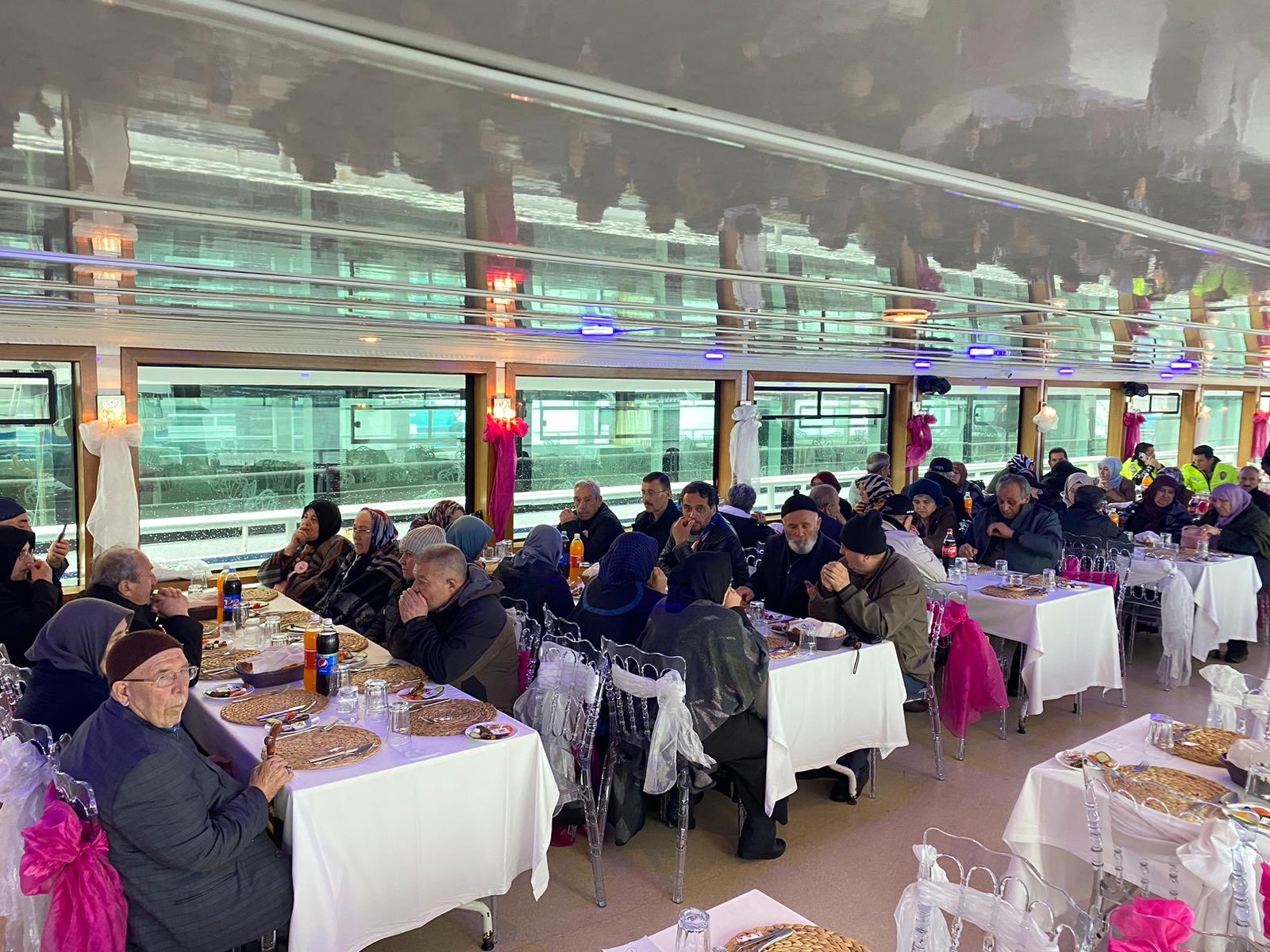 Şehit anne ve babalarımıza farklı bir iftar yaşatmak için, bugün vapurda iftar açmaya karar verdik ve İstanbul Boğazını gezerken vapurda iftarımızı açtık. Rabb'im, tuttuğumuz oruçları, kabul eylesin.           Teşekkürler ⁦⁦